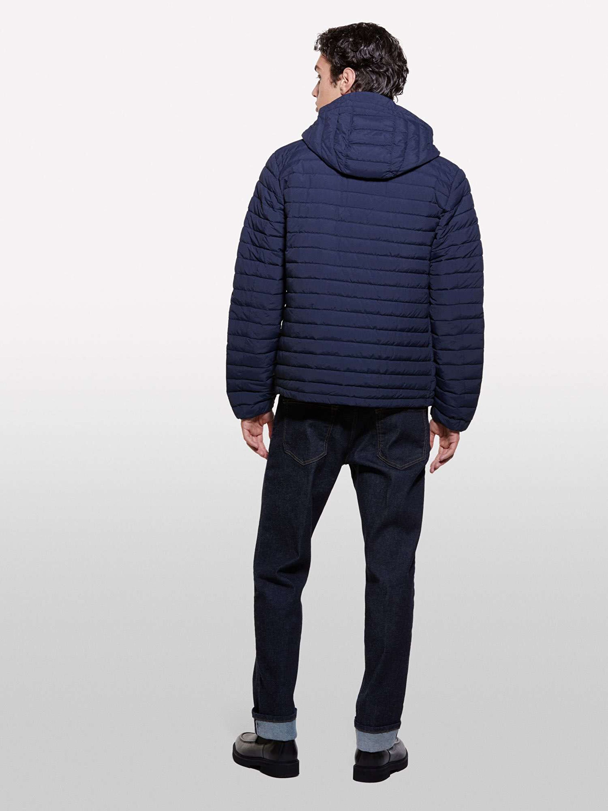 Resim Erkek Lacivert Sol Kolu Logo Detaylı Kapüşonlu Kuş Tüyü Mont