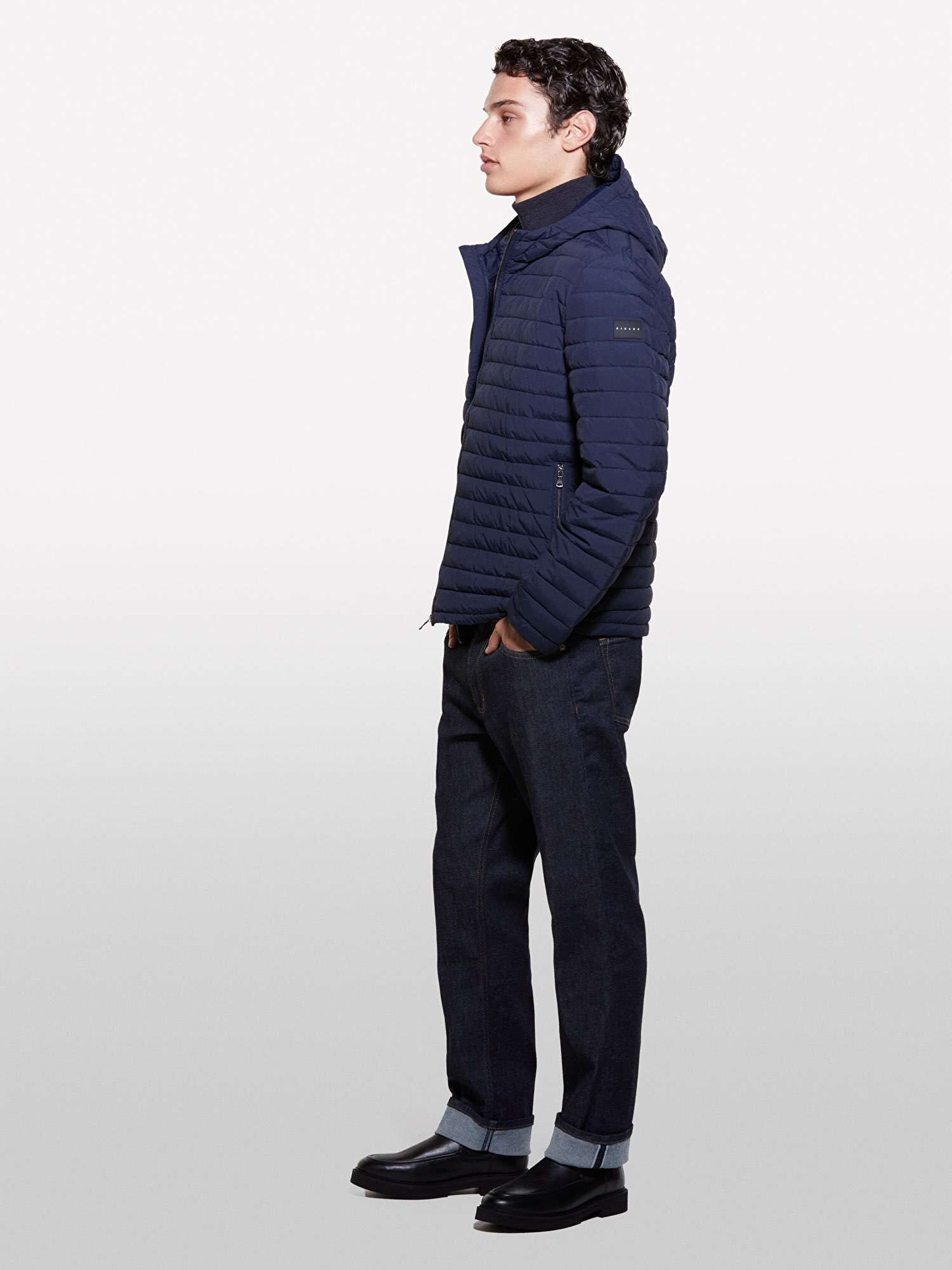 Resim Erkek Lacivert Sol Kolu Logo Detaylı Kapüşonlu Kuş Tüyü Mont