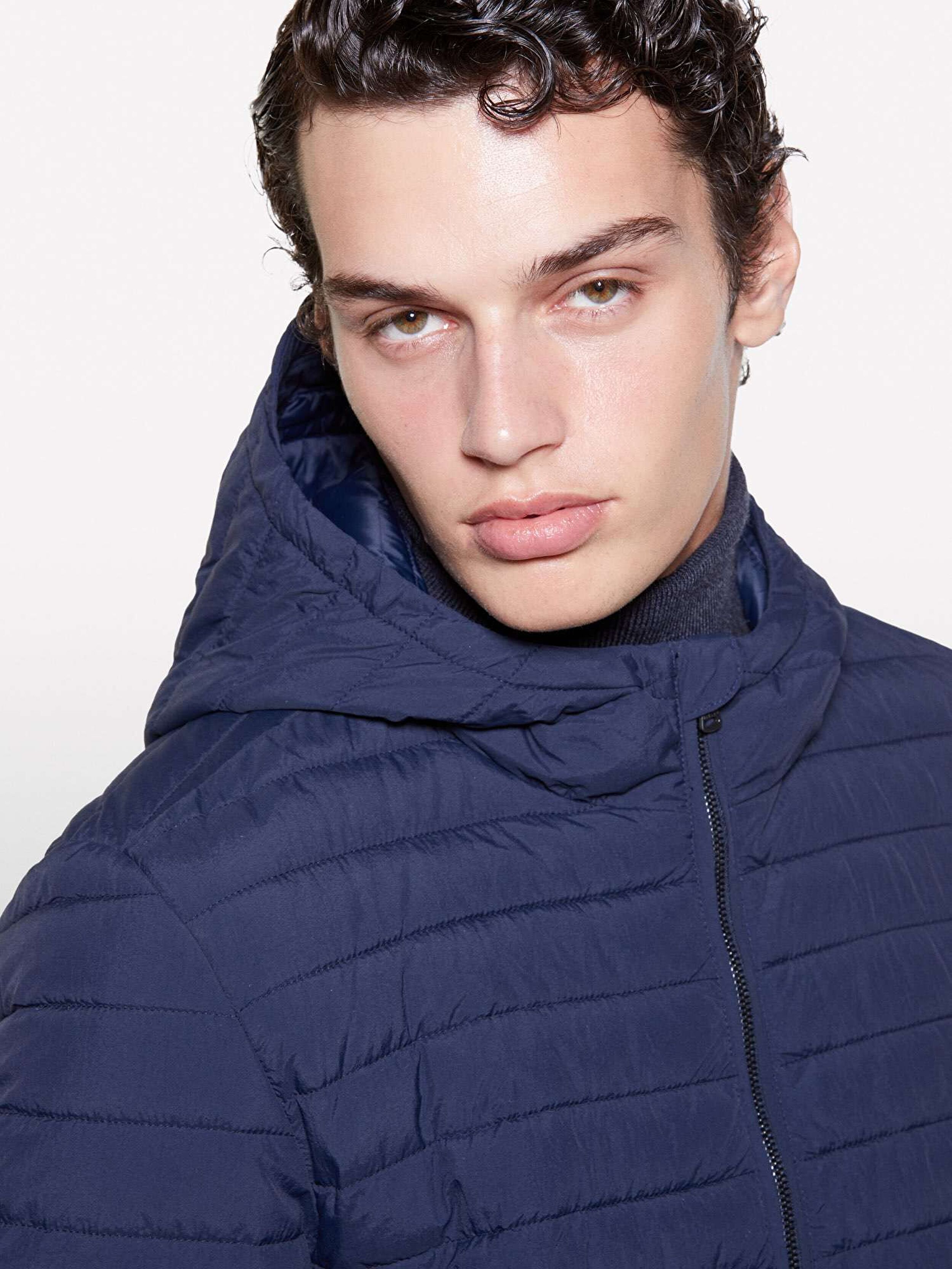 Resim Erkek Lacivert Sol Kolu Logo Detaylı Kapüşonlu Kuş Tüyü Mont