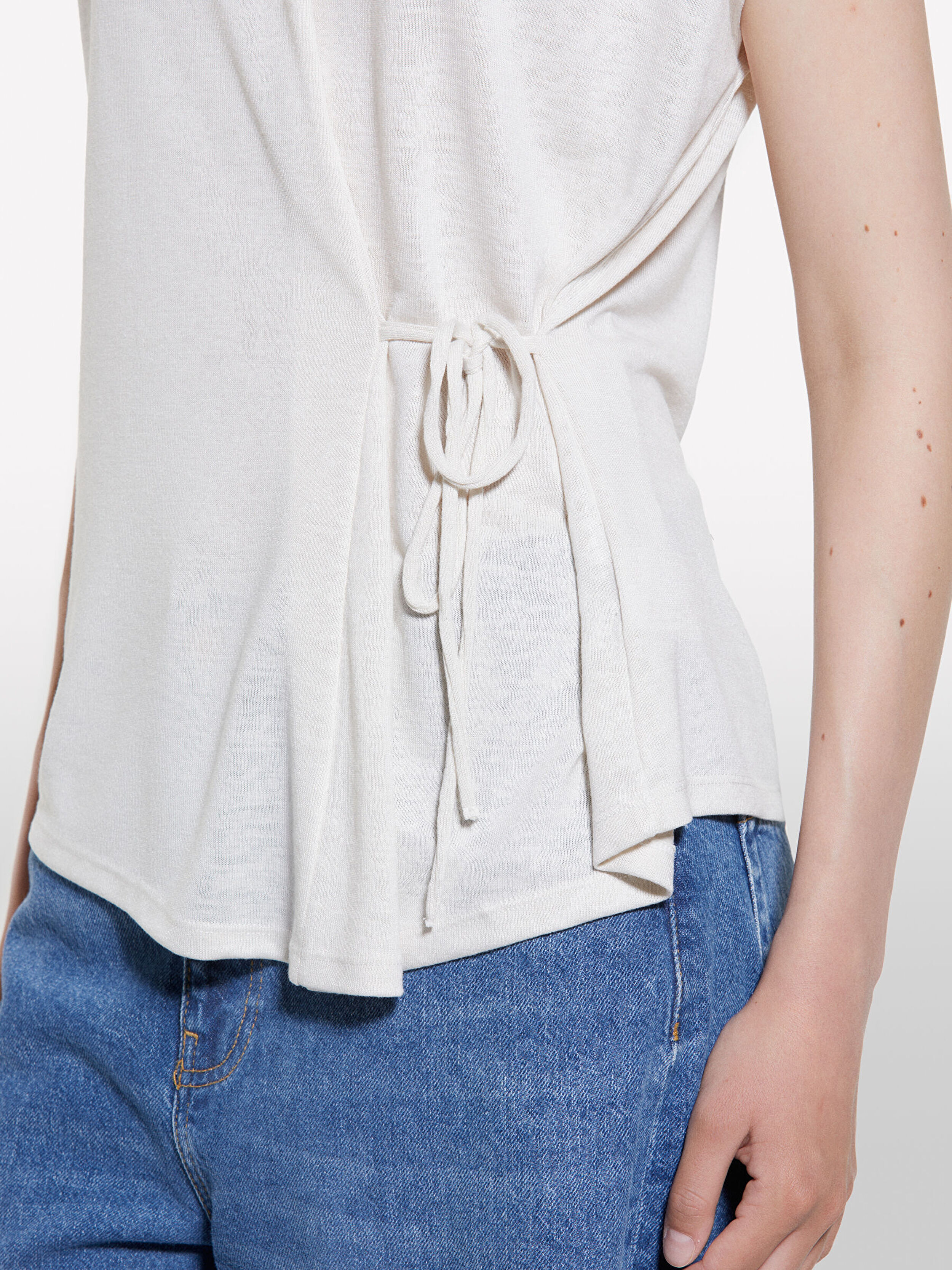 Resim Kadın Kırık Beyaz Viskoz Karışımlı Önü Bağlama Detaylı Regular Fit T-Shirt