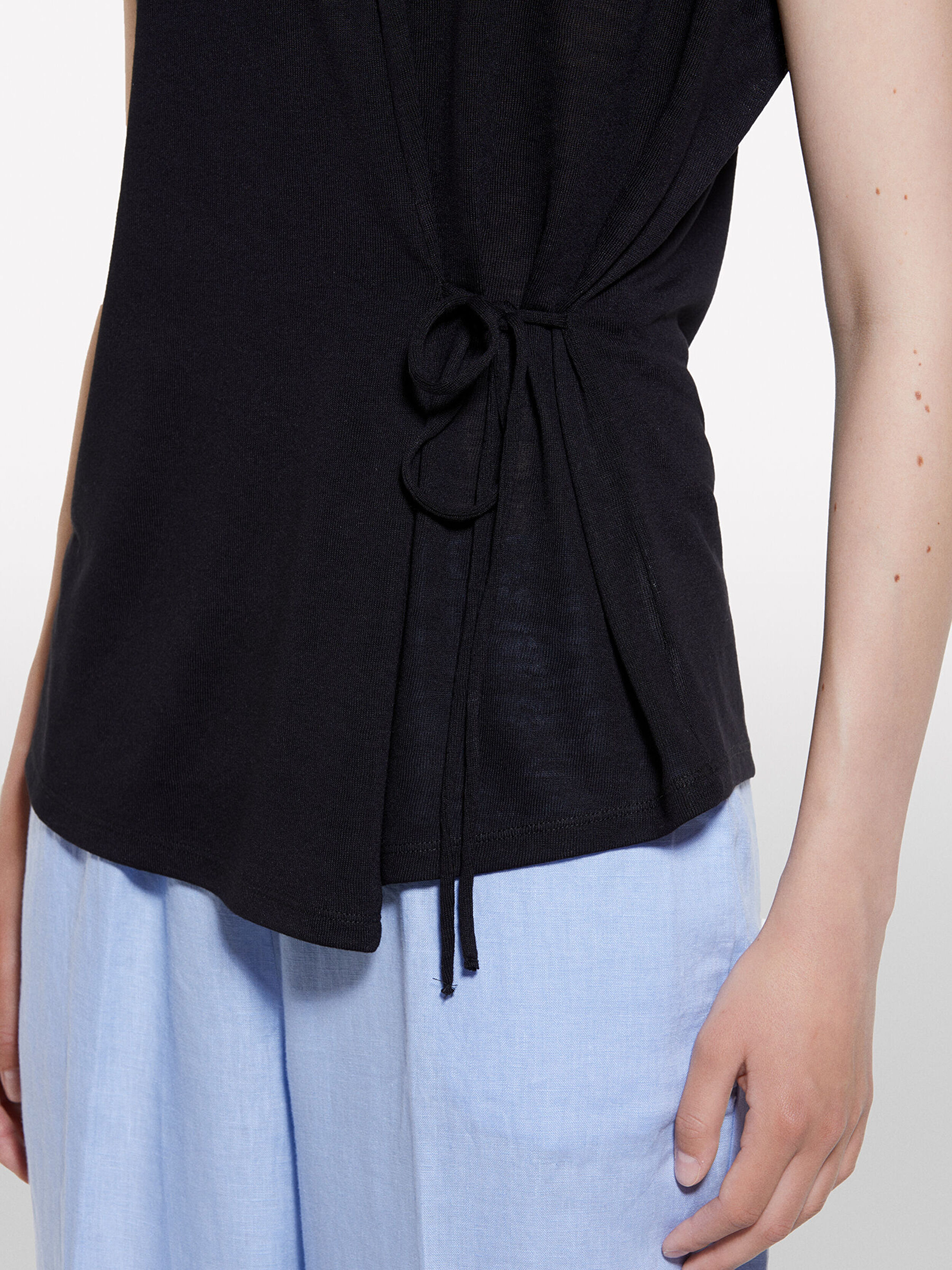 Resim Kadın Siyah Viskoz Karışımlı Önü Bağlama Detaylı Regular Fit T-Shirt