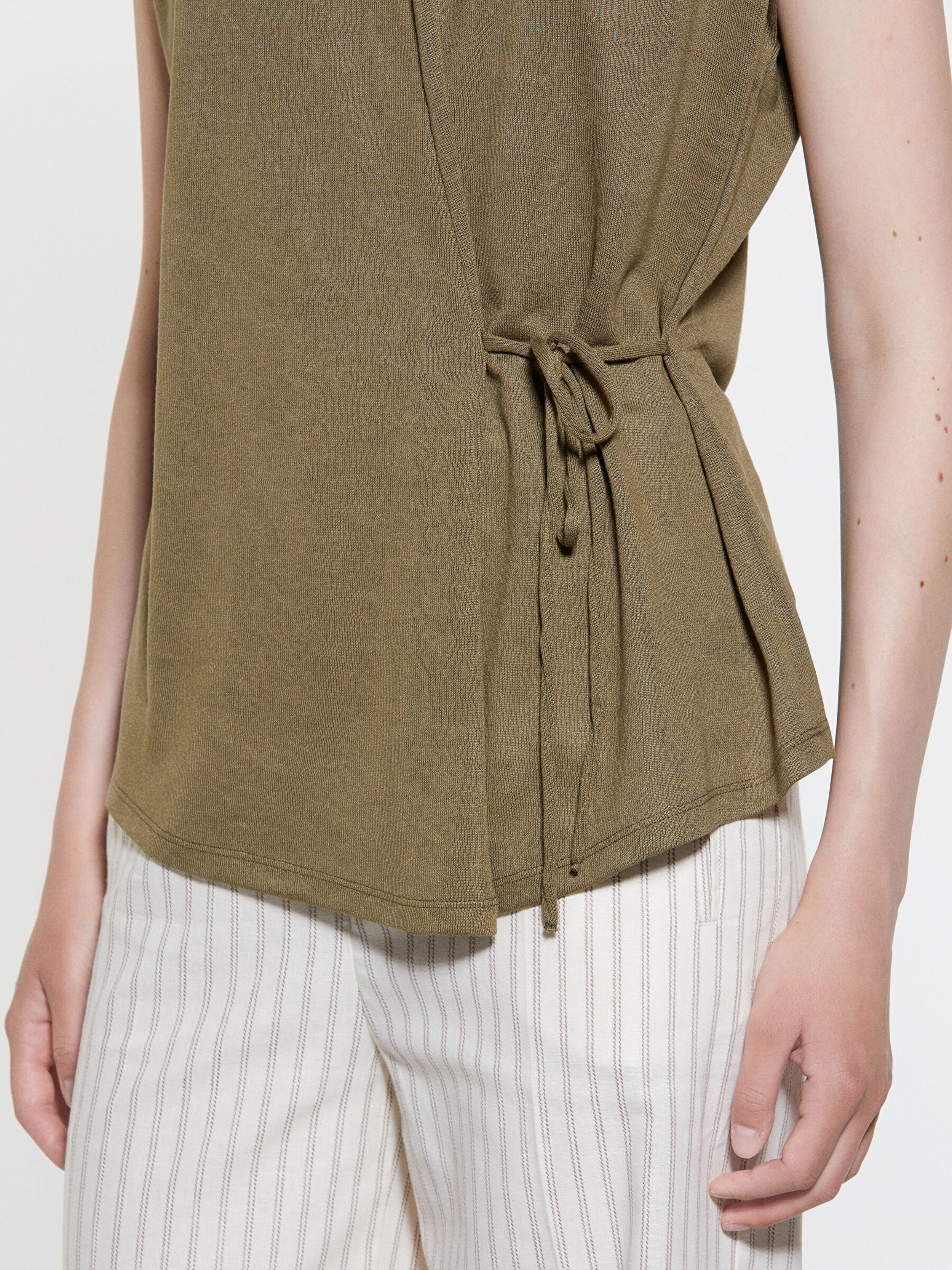 Resim Kadın Koyu Haki Viskoz Karışımlı Önü Bağlama Detaylı Regular Fit T-Shirt