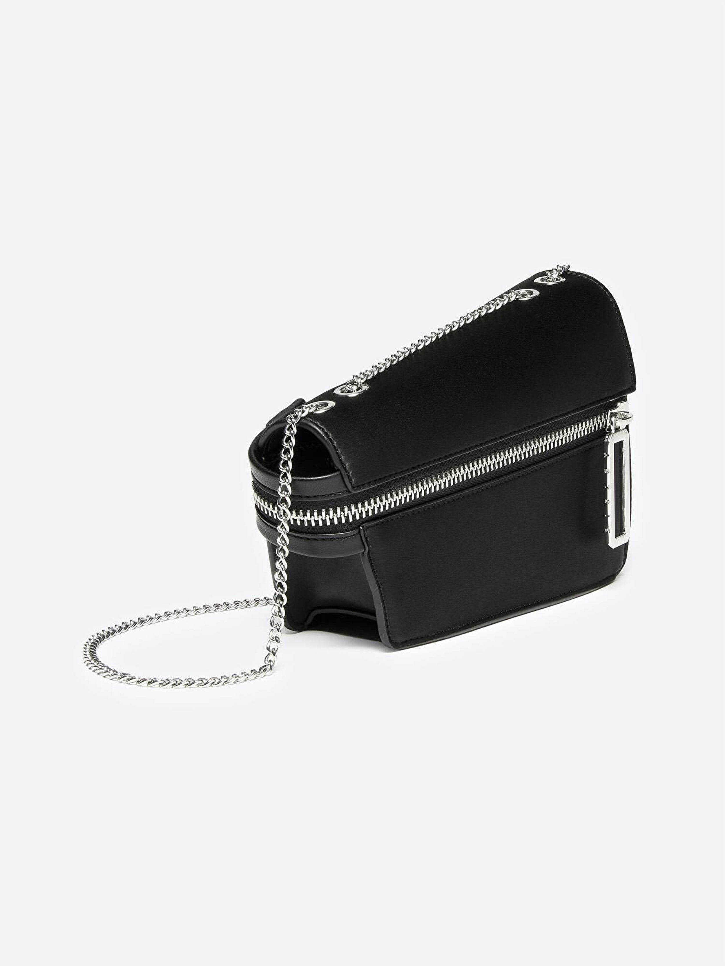 Resim Kadın Siyah Asimetrik Zincirli Fermuarlı Saten El Çantası