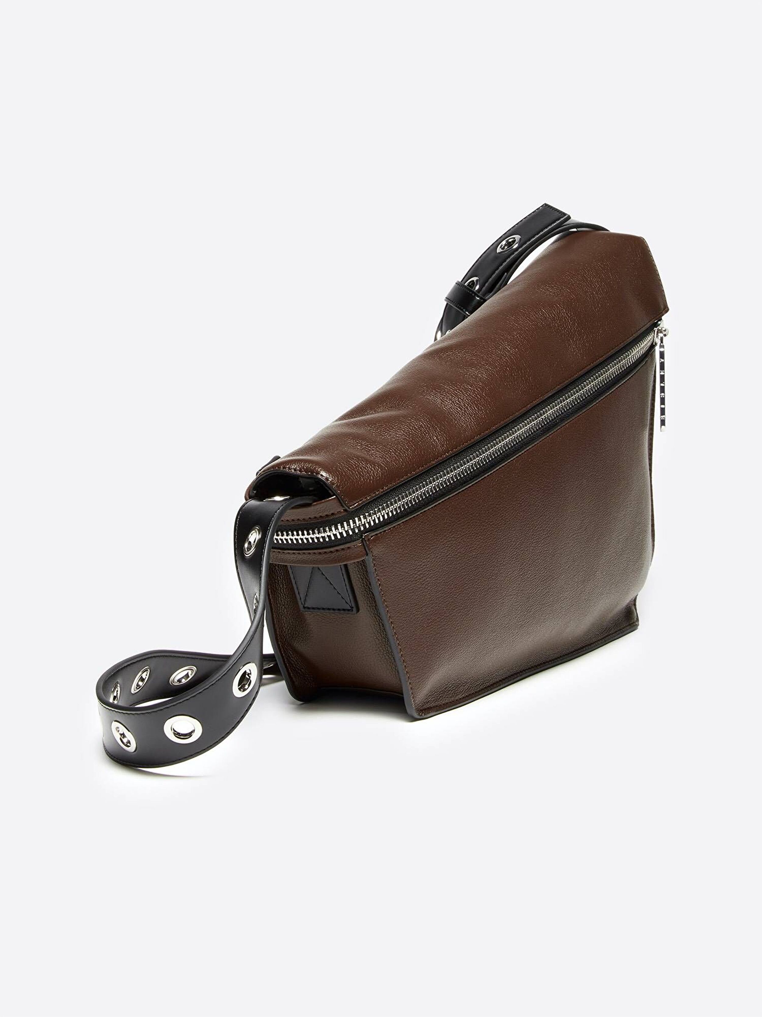 Resim Kadın Koyu Kahverengi Logolu Asimetrik Kuşgözü Detaylı Suni Deri Omuz Çantası