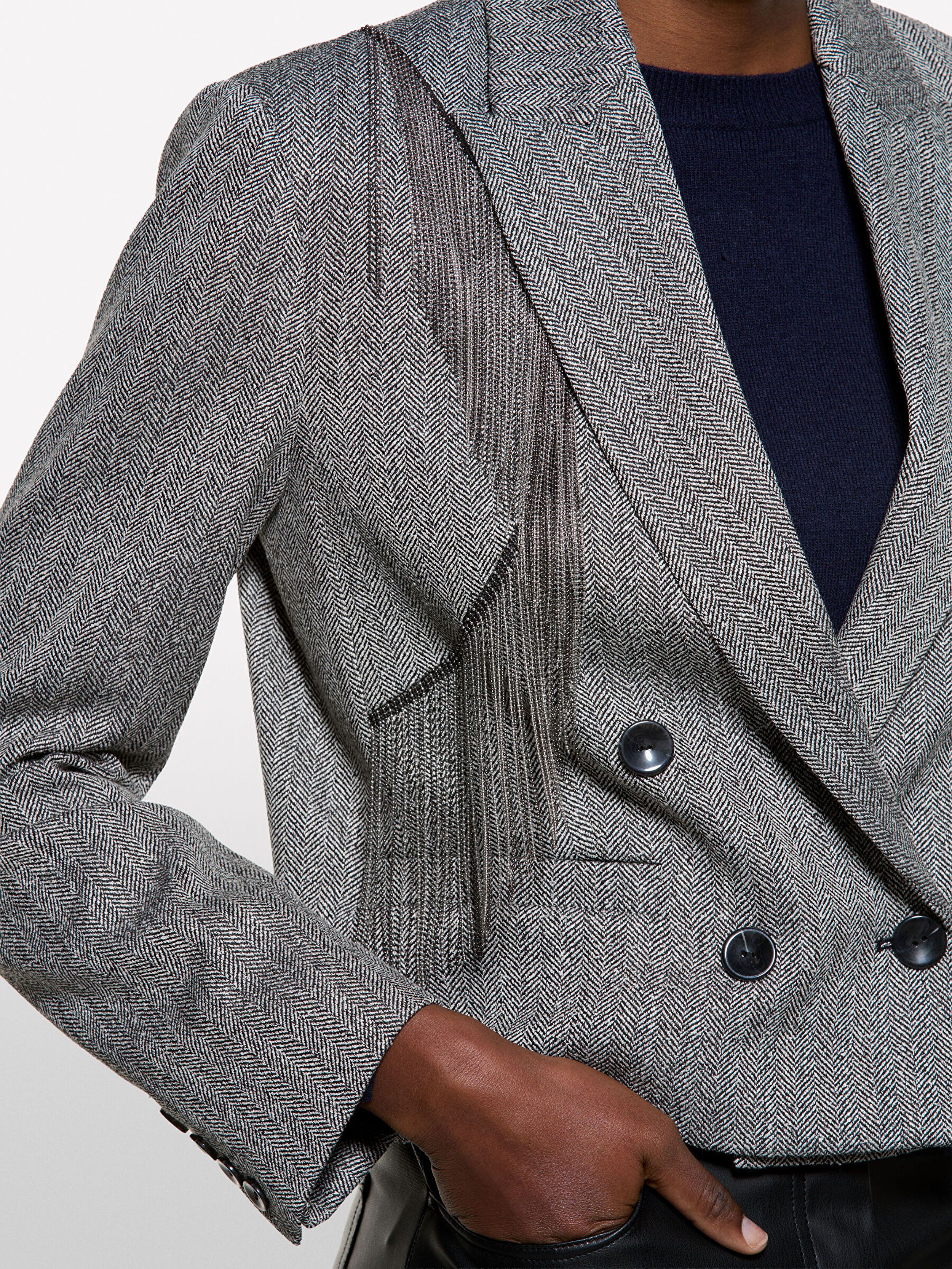 Resim Kadın Koyu Gri Viskoz Karışımlı Püskül Detaylı Düğmeli Kruvaze Kısa Ceket