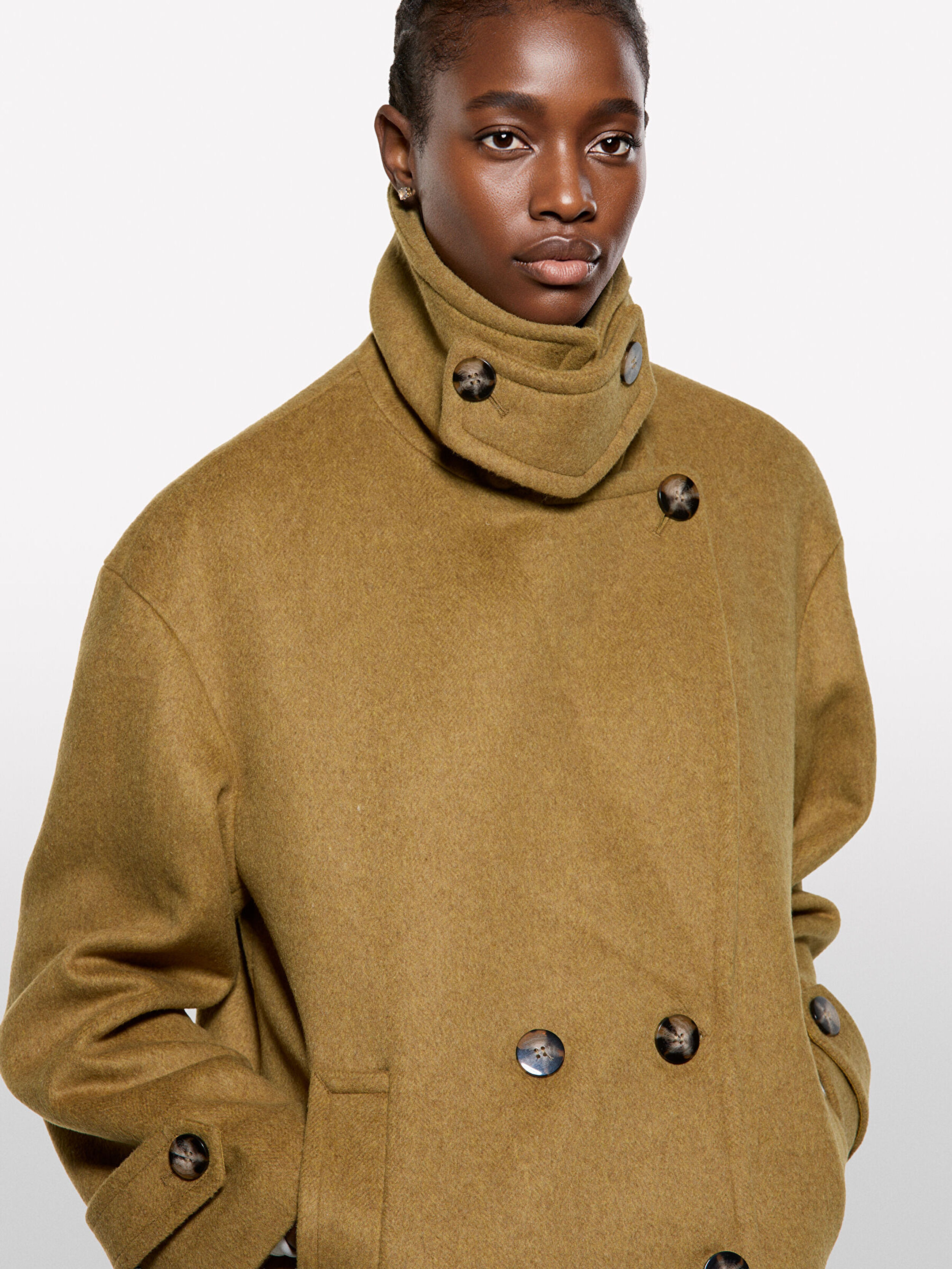 Resim Kadın Haki Yeşili Yün Karışımlı Manşet Detaylı Kruvaze Dik Yaka Kısa Kaban