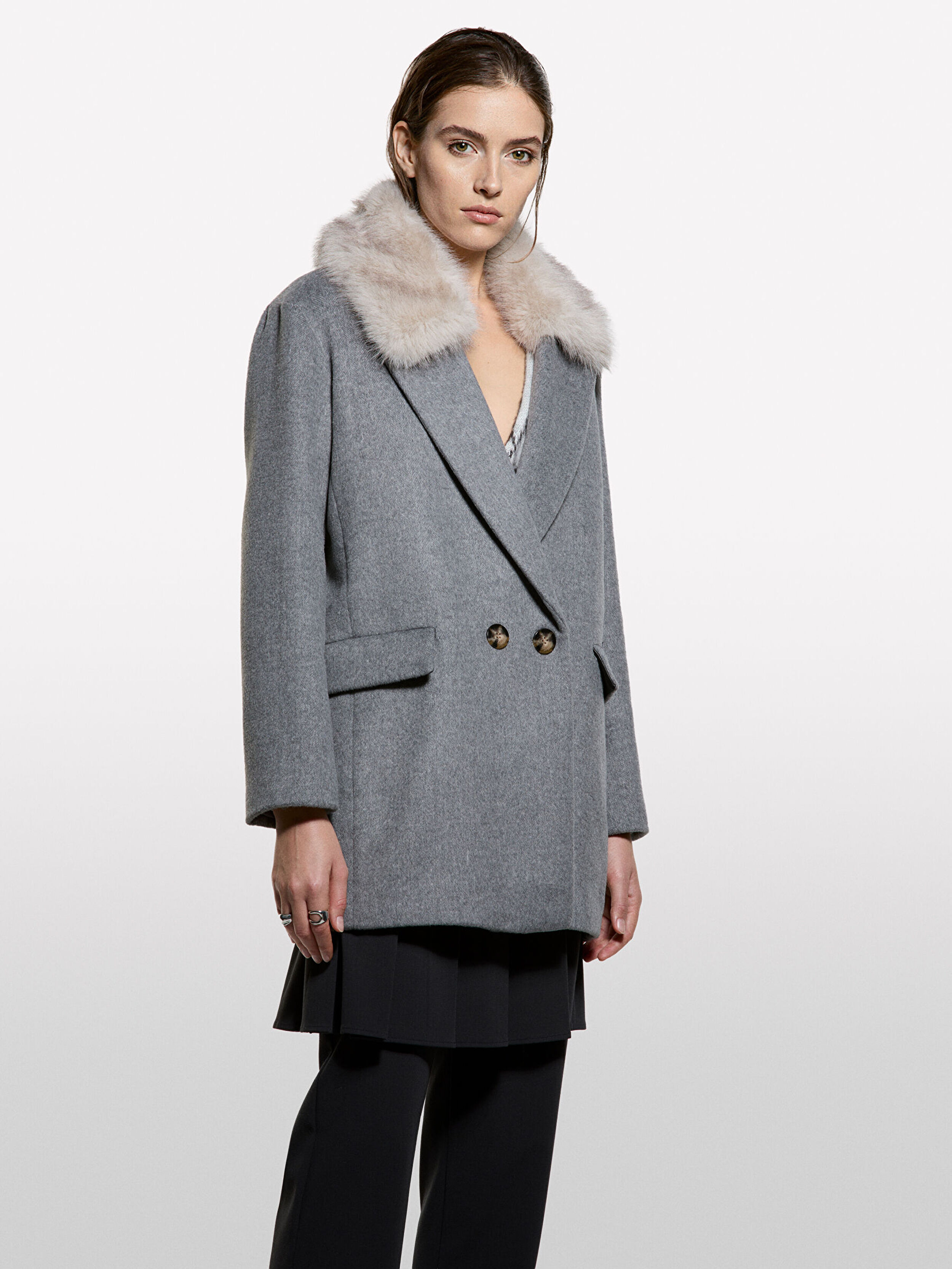 Resim Kadın Gri Yün Karışımlı Yakası Kürk Detaylı Düğmeli Kaban