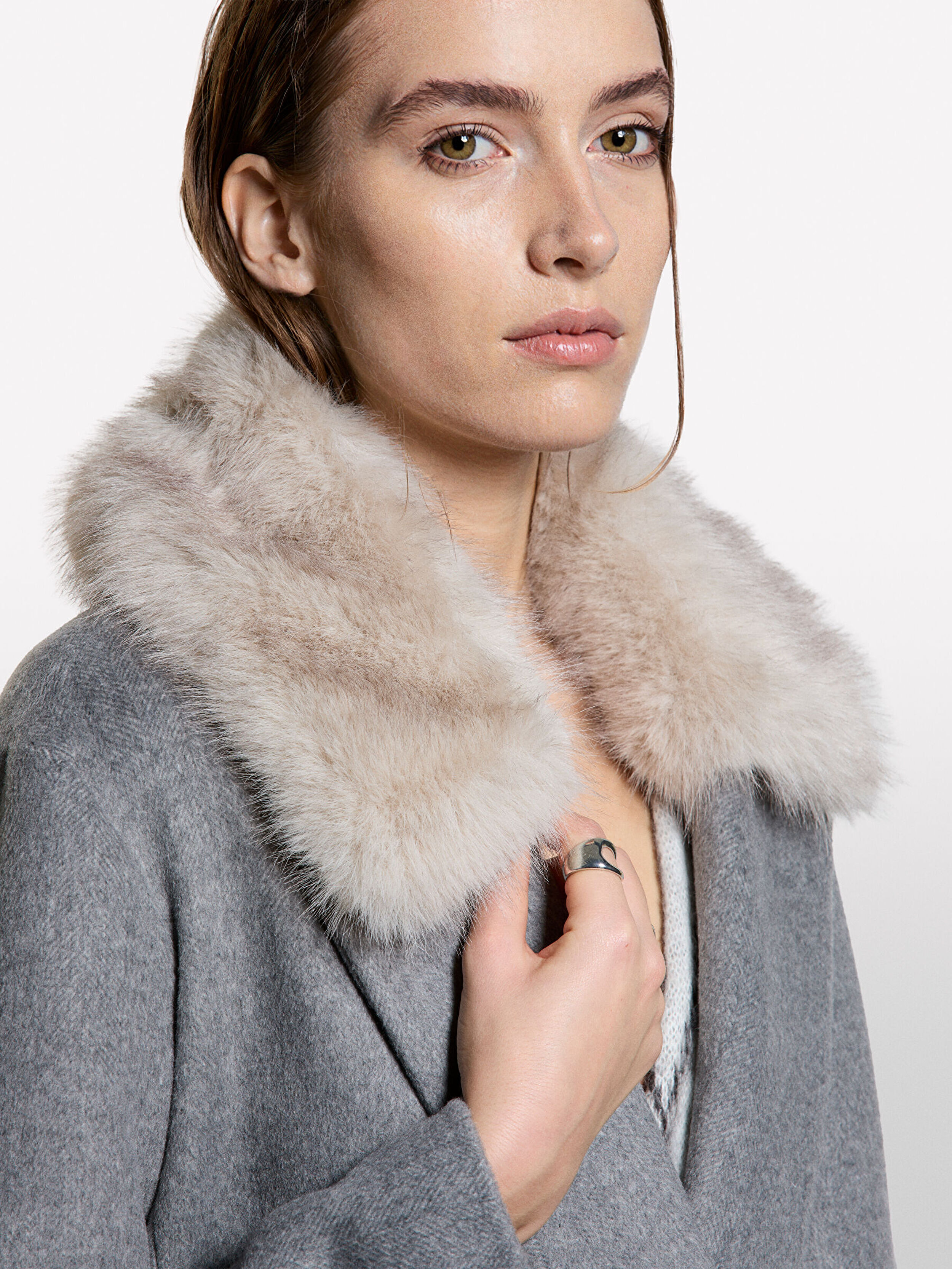 Resim Kadın Gri Yün Karışımlı Yakası Kürk Detaylı Düğmeli Kaban