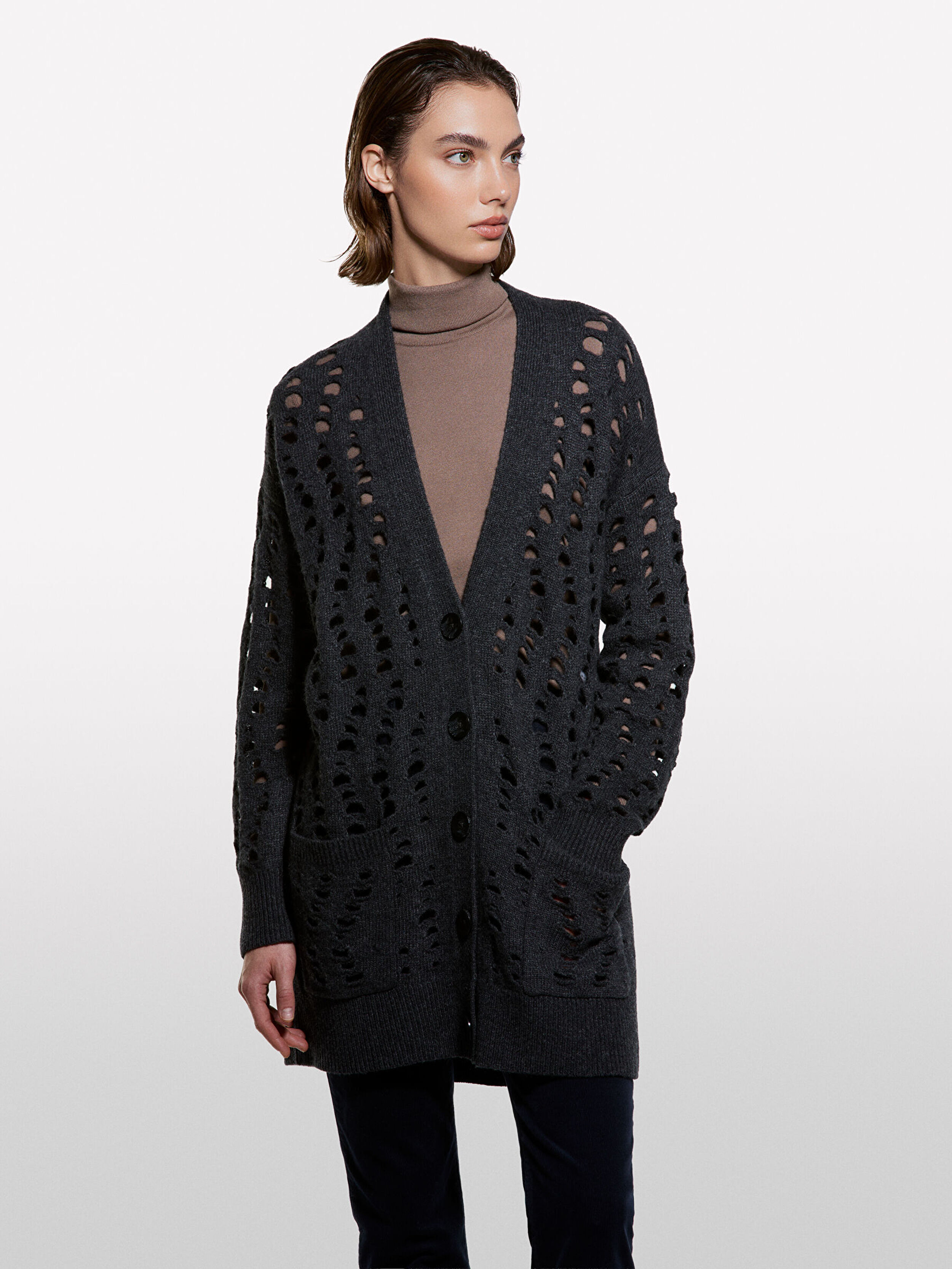 Resim Kadın Açık Gri Yün Karışımlı Delikli Cepli Düğmeli Nervürlü Hırka