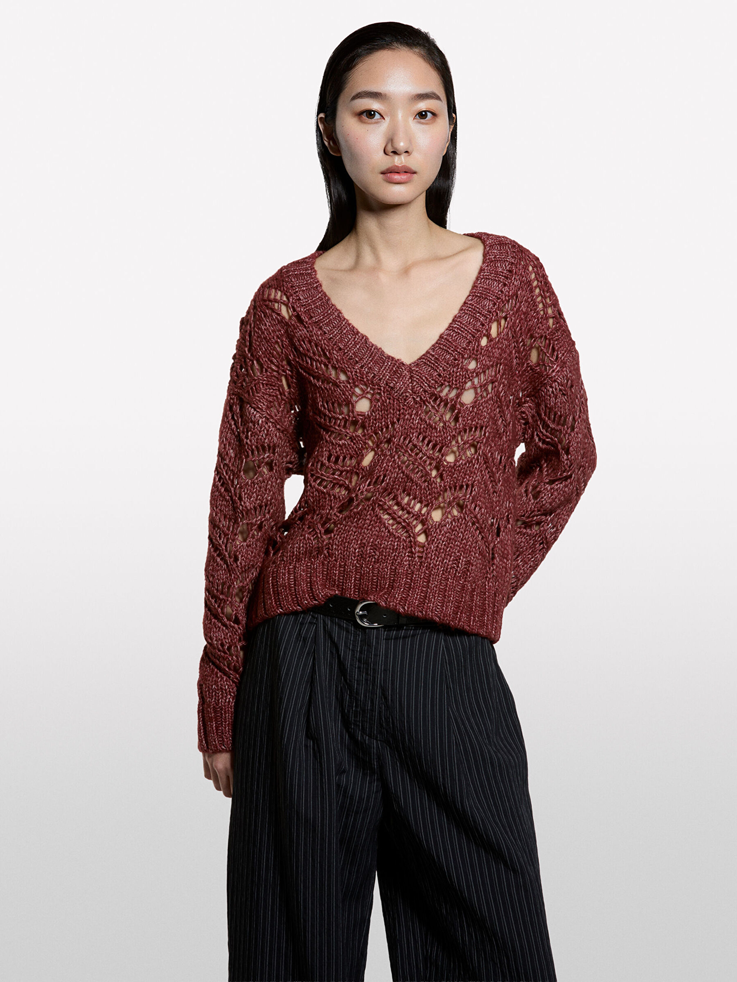 Resim Kadın Bordo Mix Pamuk ve Yün Karışımlı Delikli V Yaka Kazak