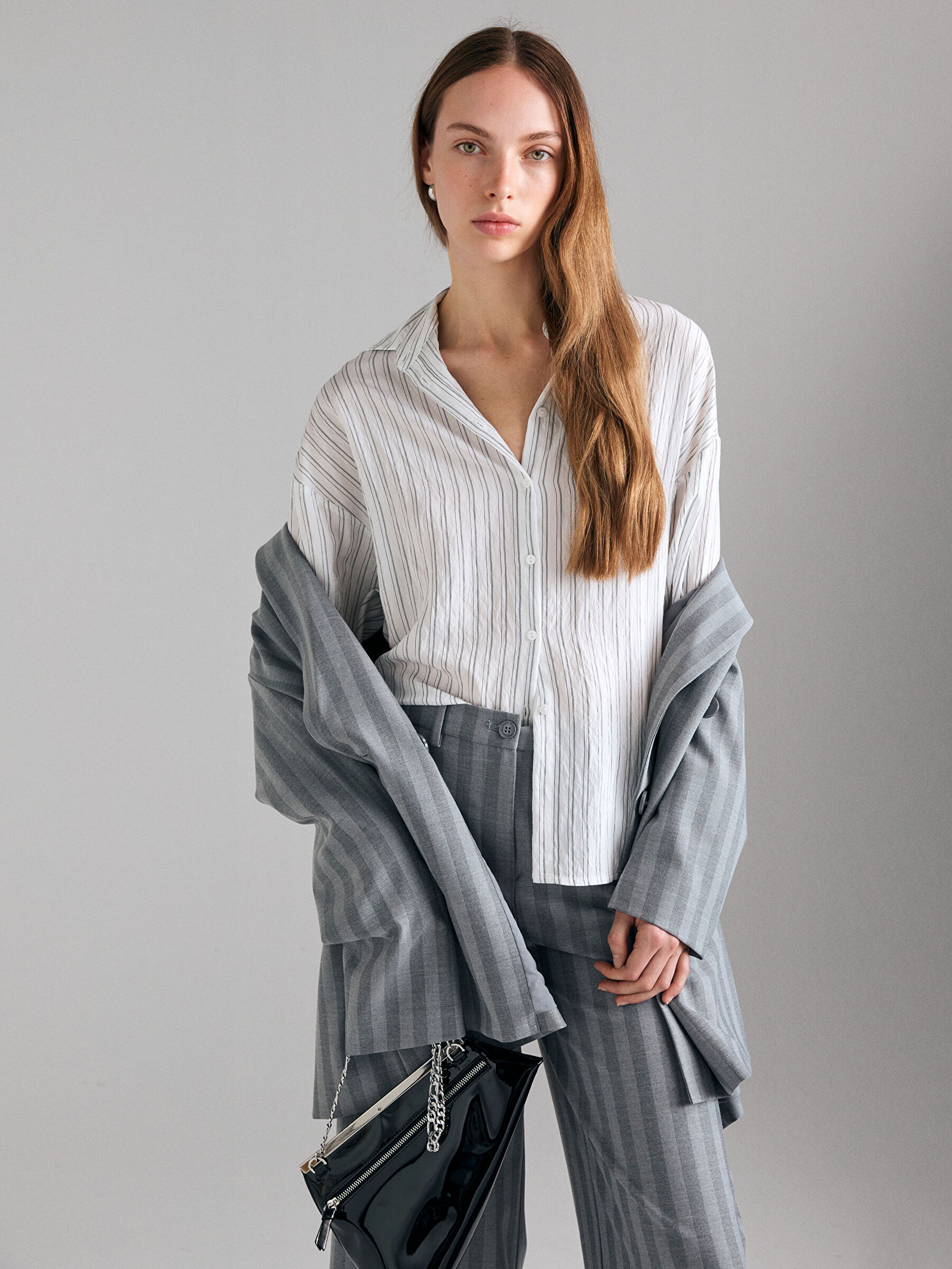 Resim Kadın Beyaz Viskoz Karışımlı Arkası Toka Detaylı Çizgili Gömlek