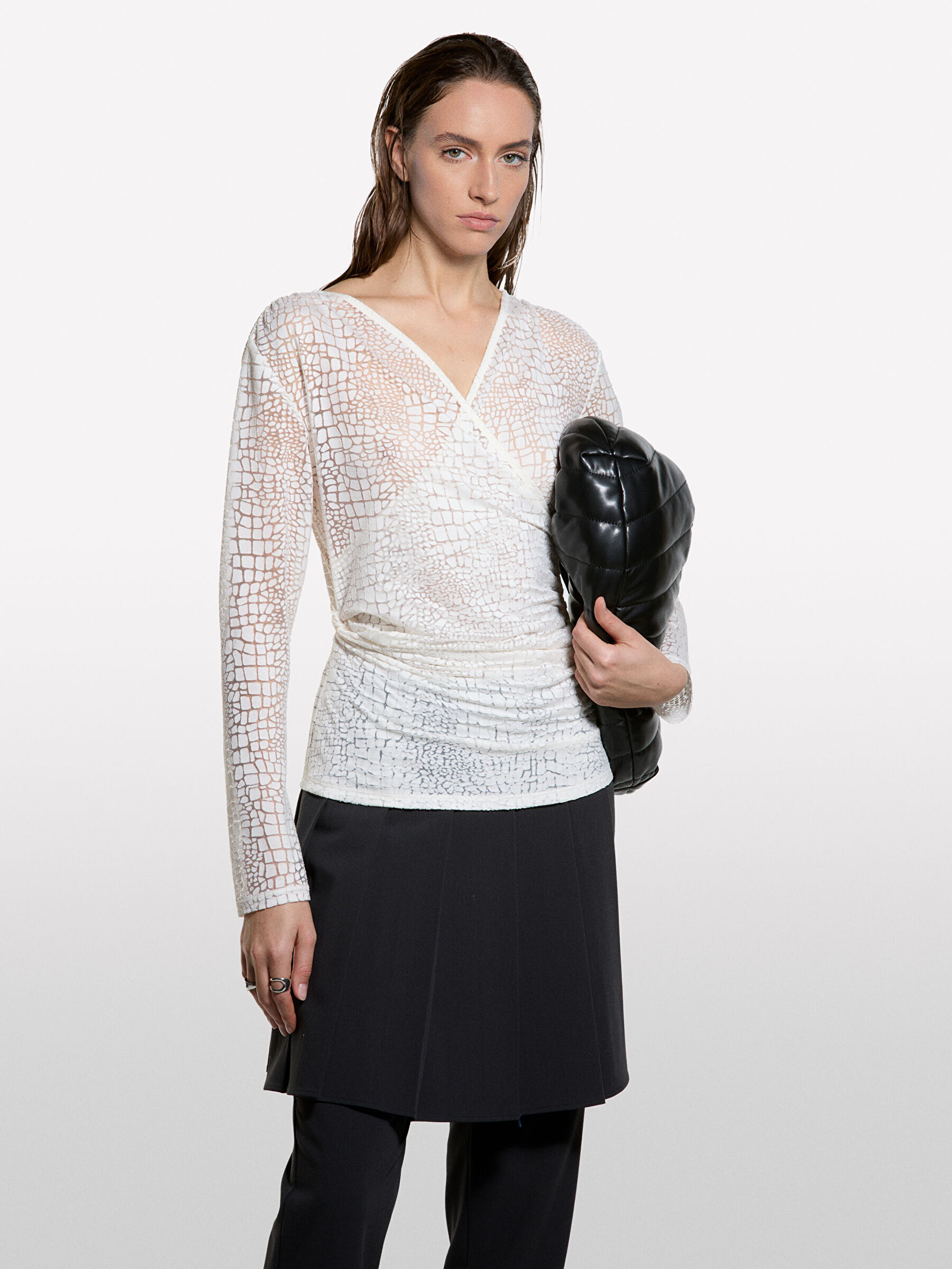 Resim Kadın Krem Viskoz Karışımlı Desenli Yanları Büzgü Detaylı V Yaka Uzun Kollu T-Shirt