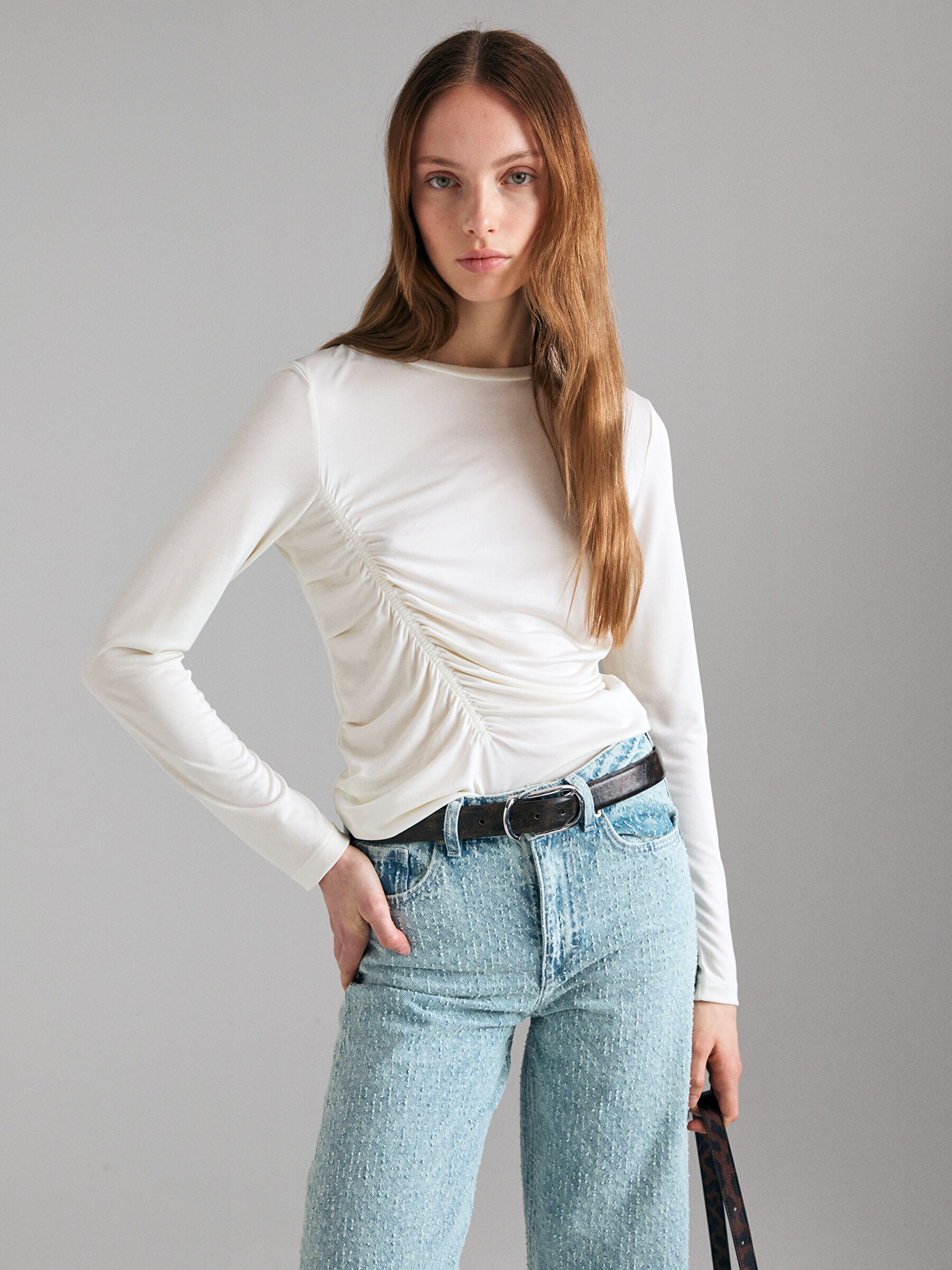 Resim Kadın Krem Modal Karışımlı Önü Büzgü Detaylı Bisiklet Yaka Sweatshirt