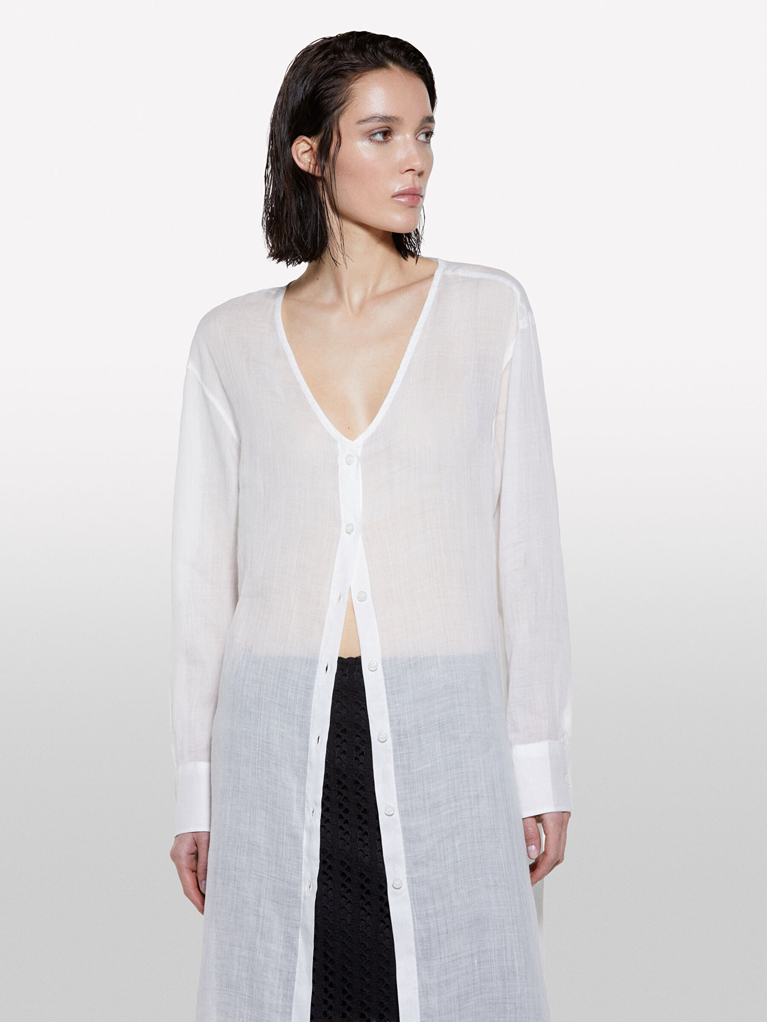 Resim Kadın Kırık Beyaz %100 Rami Manşetli V Yaka Uzun Gömlek