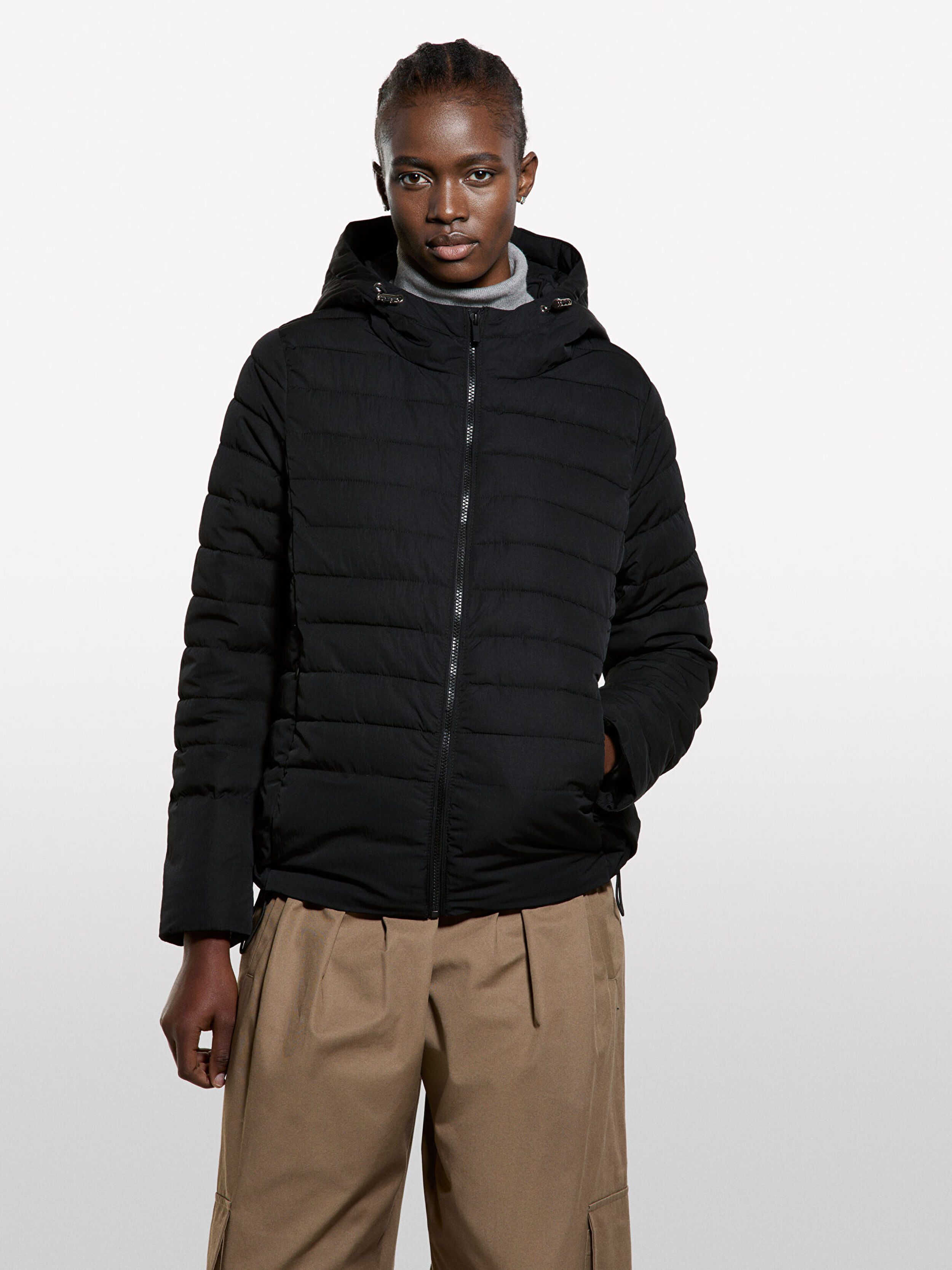 Resim Kadın Siyah Kapüşonlu Fermuarlı Cepli Suni Kaz Tüyü Mont