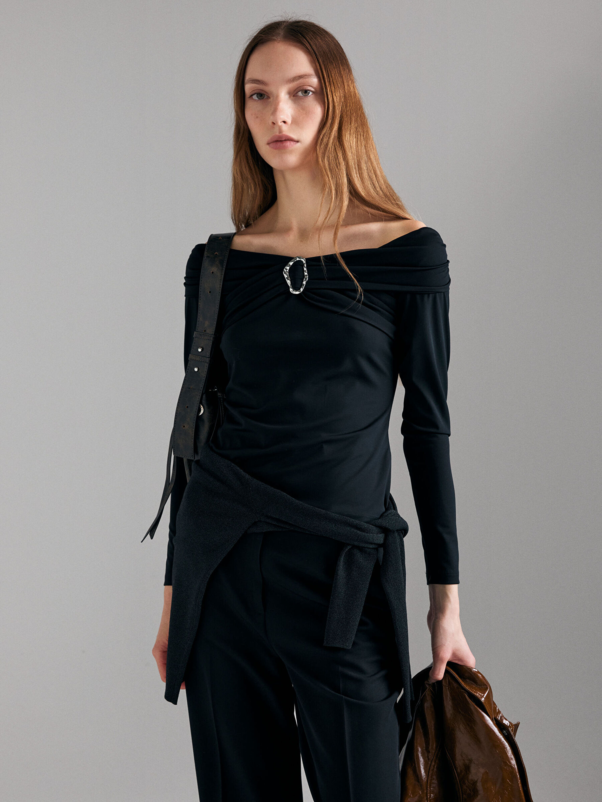 Resim Kadın Siyah Viskoz Karışımlı Slim Fit Toka Detaylı Omuzları Açık Sweatshirt