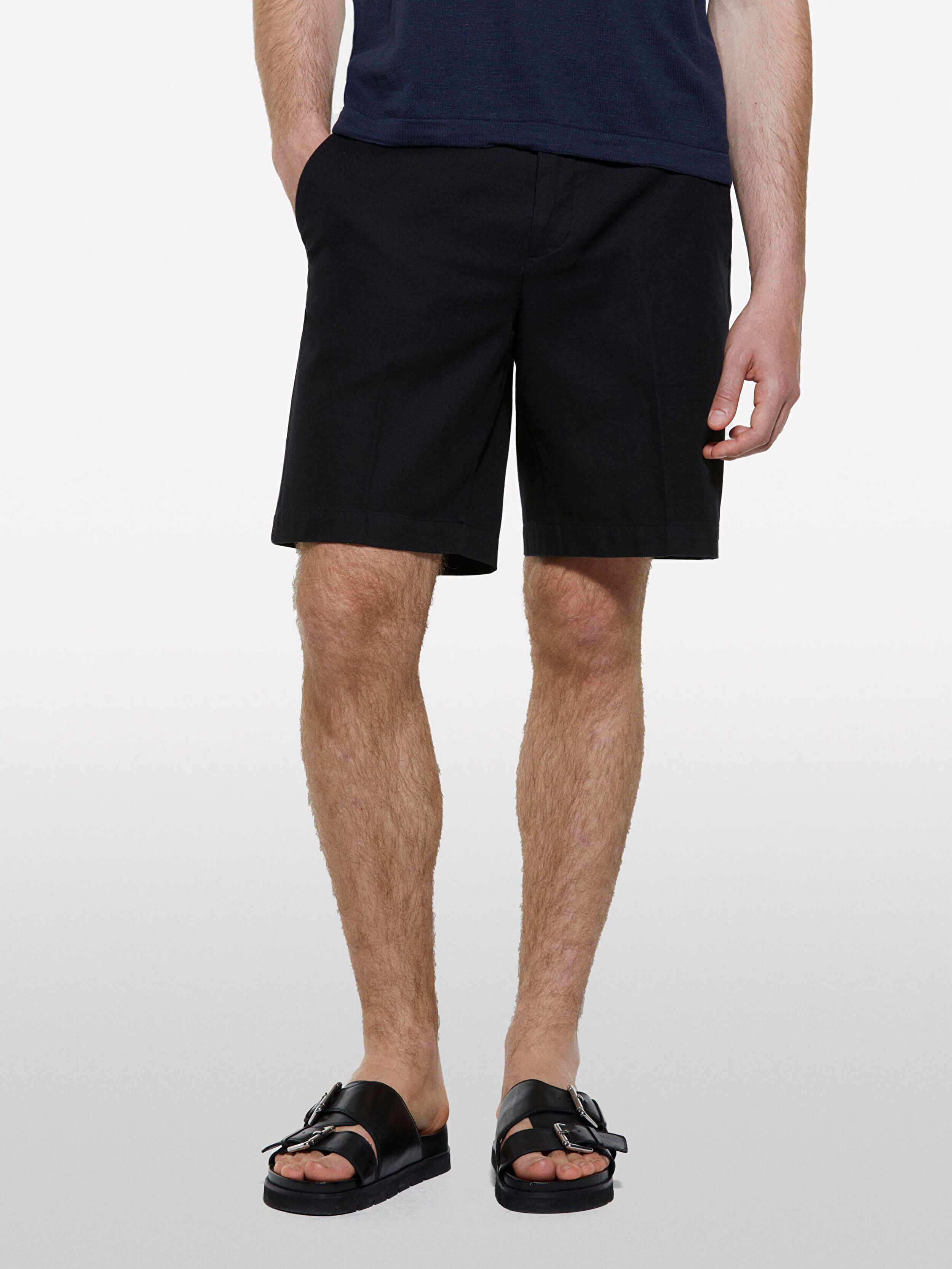 Resim Erkek Siyah %100 Pamuk Yırtmaç Detaylı Regular Fit Bermuda Şort