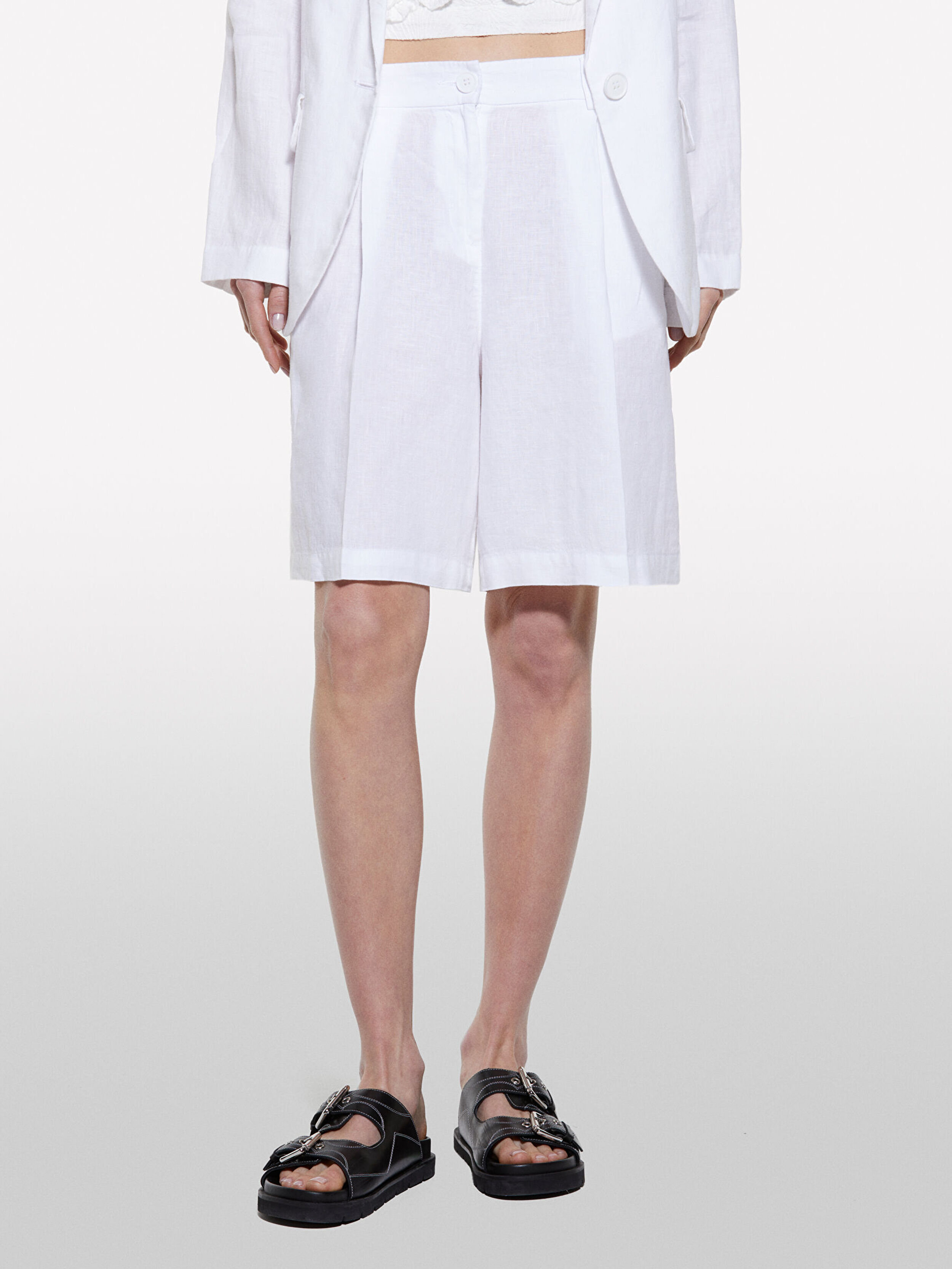 Resim Kadın Beyaz %100 Keten Pile Detaylı Yüksek Bel Bermuda Şort