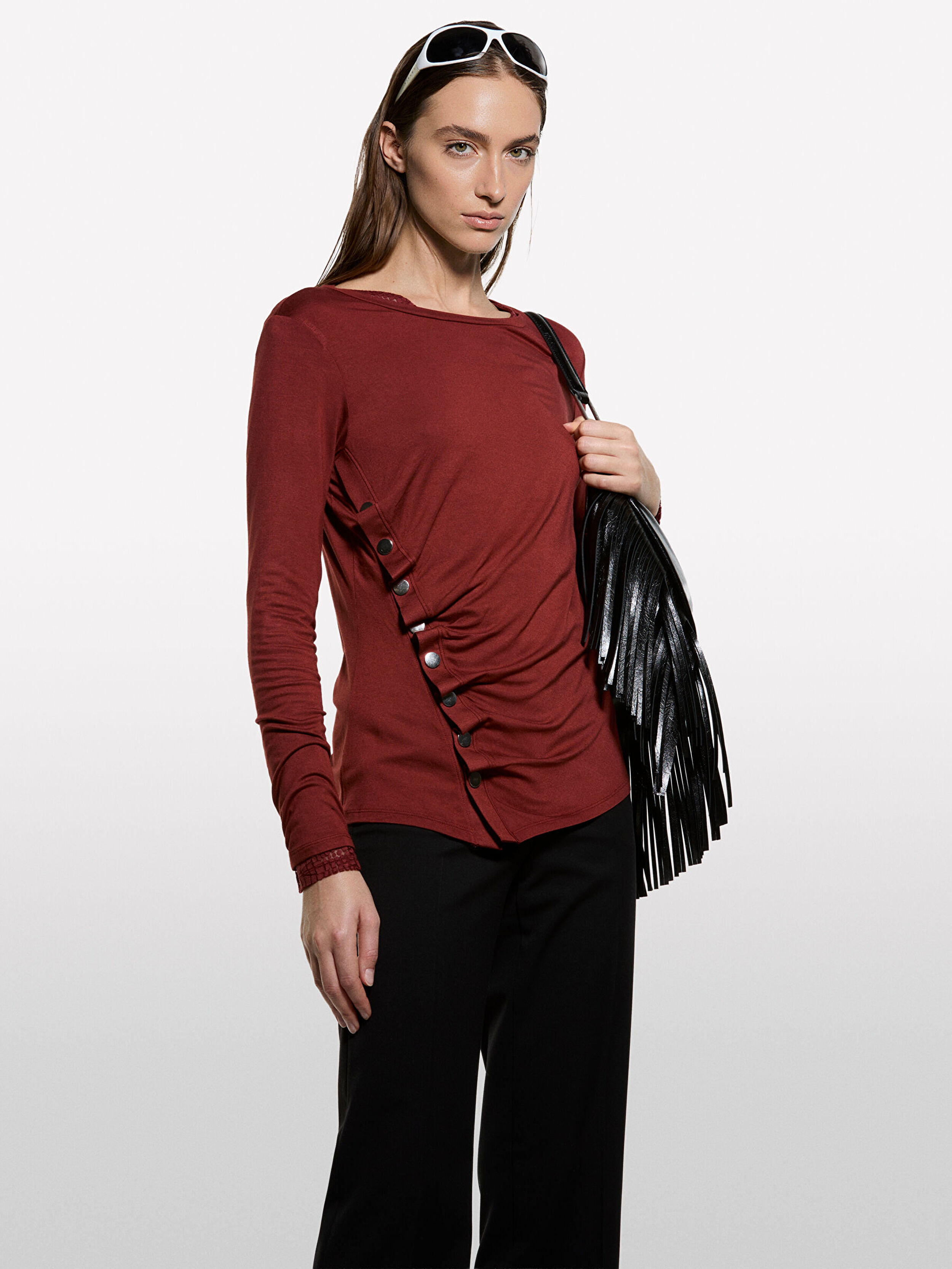 Resim Kadın Bordo Viskoz Karışımlı Önü Çıtçıt Detaylı Bisiklet Yaka Uzun Kollu T-Shirt