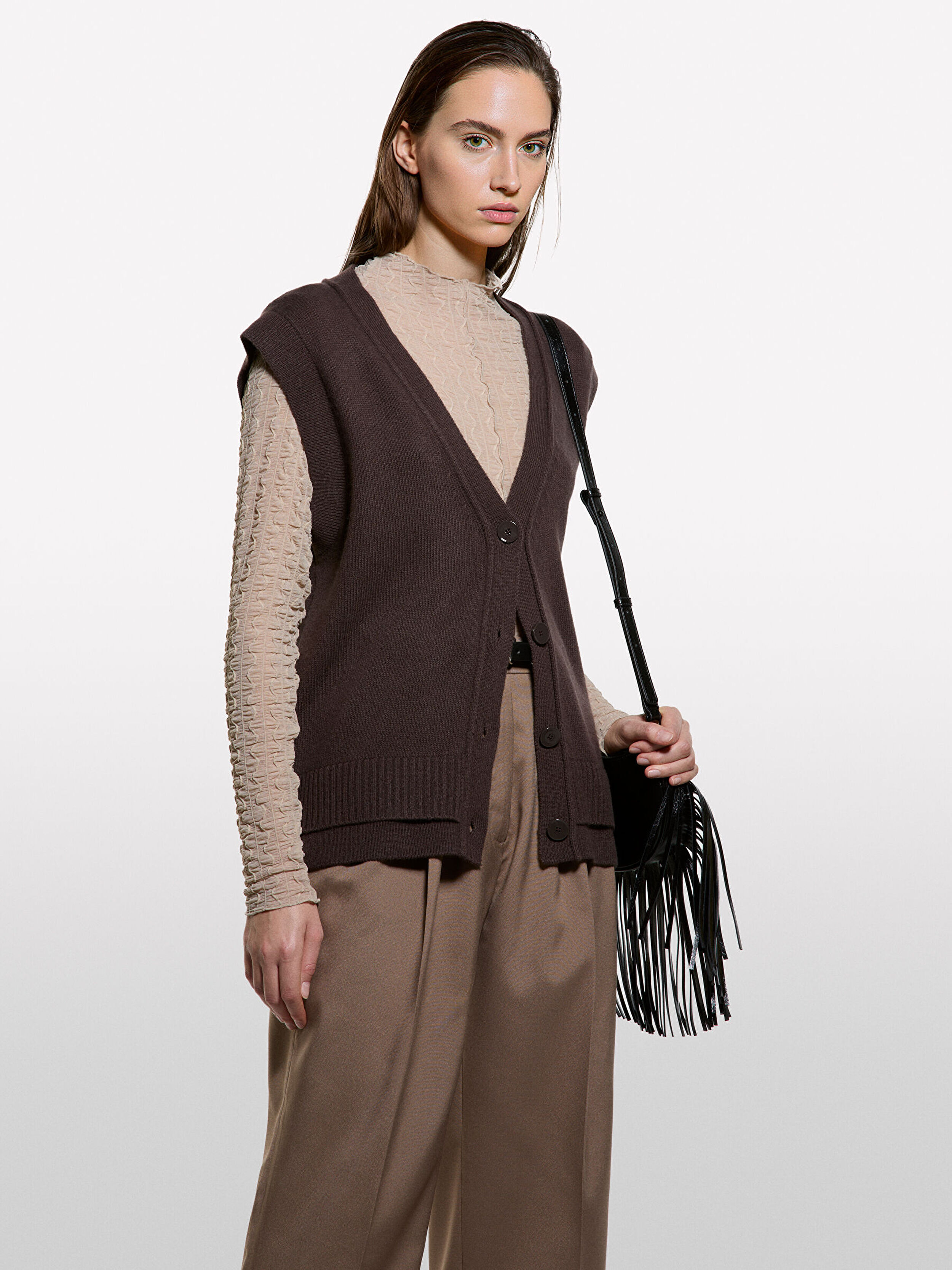 Resim Kadın Koyu Kahverengi Yün Karışımlı Nervür Detaylı Düğmeli V Yaka Yelek
