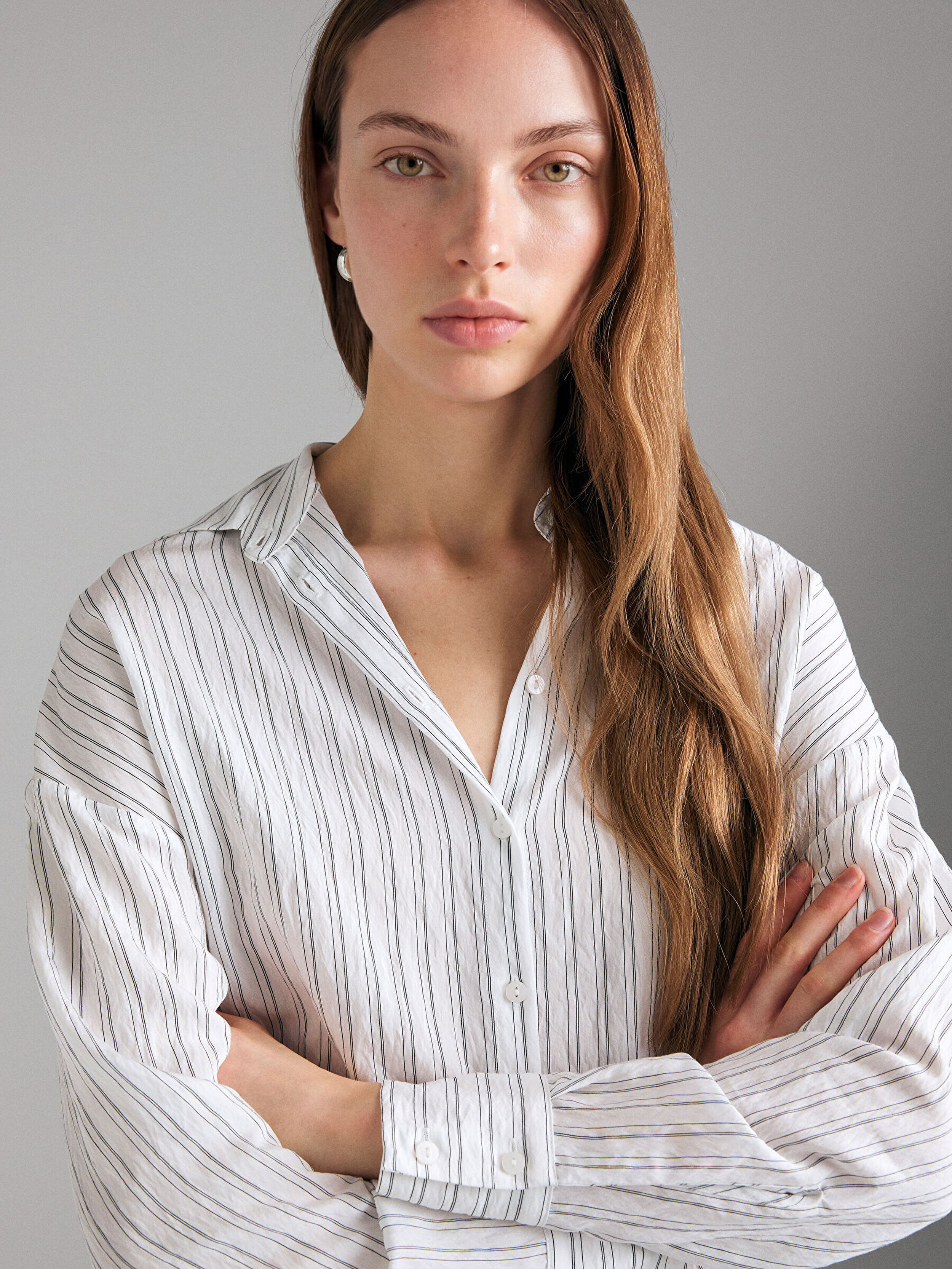 Resim Kadın Beyaz Viskoz Karışımlı Arkası Toka Detaylı Çizgili Gömlek