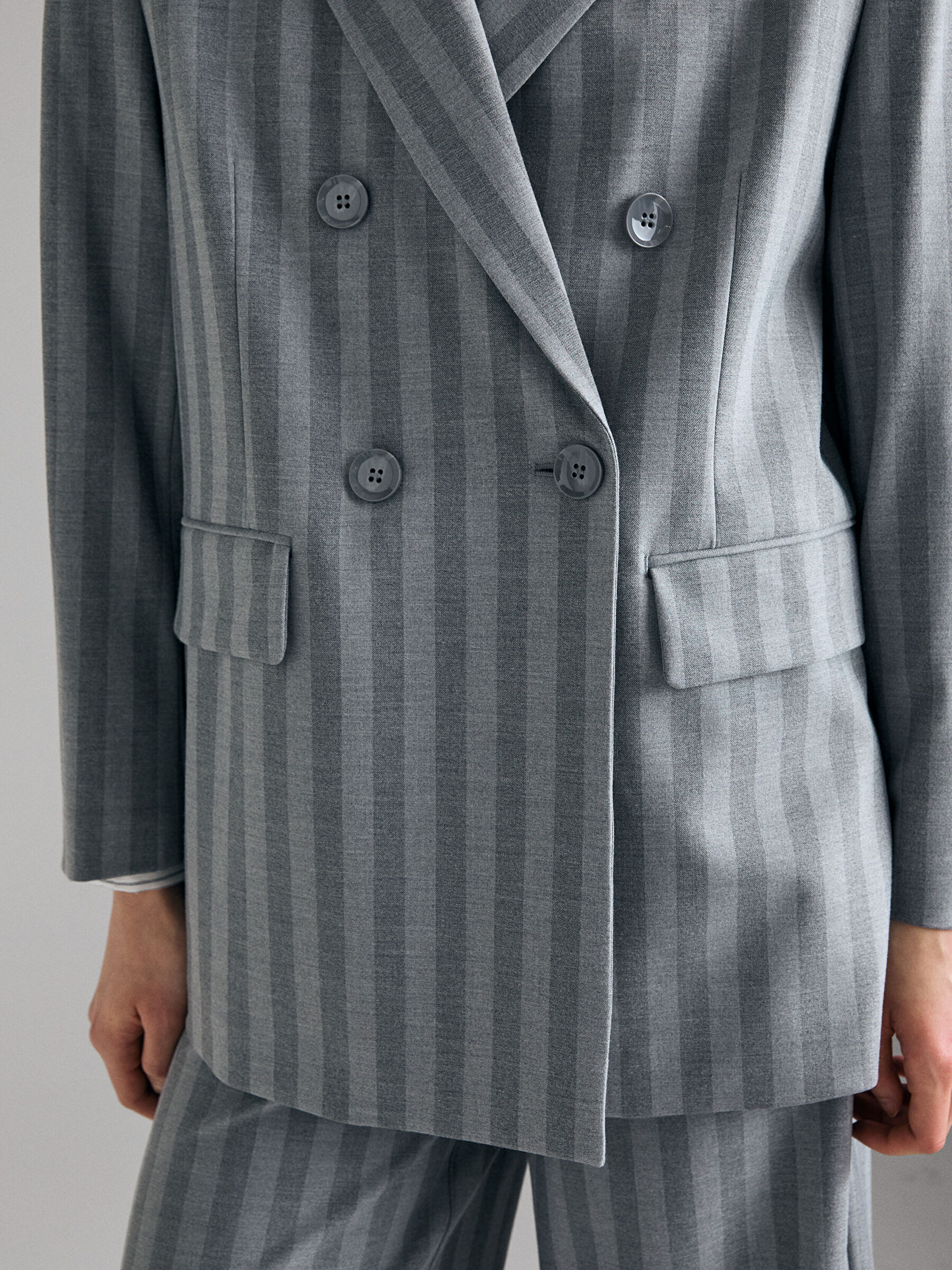 Resim Kadın Gri Viskoz Karışımlı Arkası Detaylı Çizgili Kruvaze Ceket