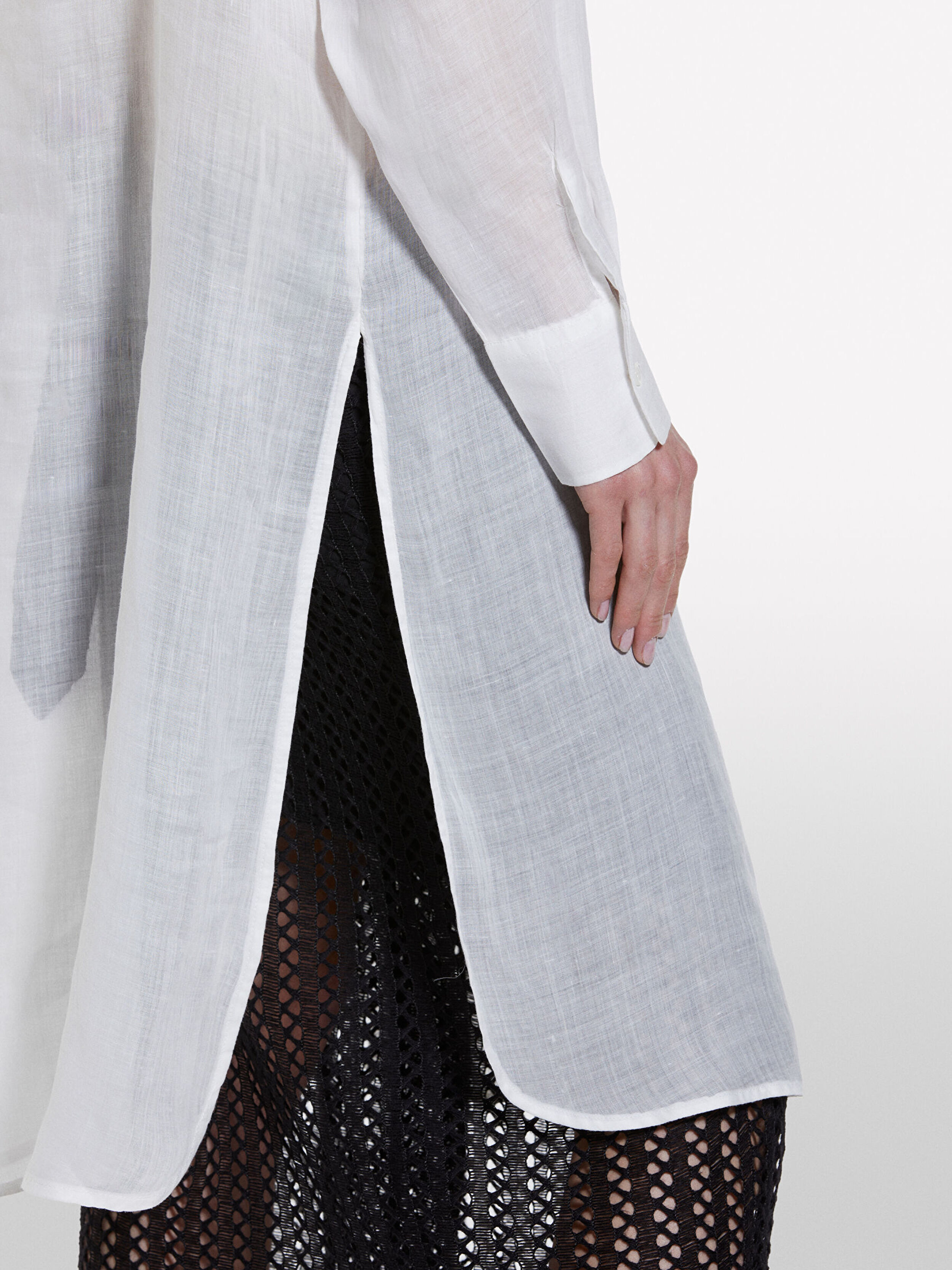 Resim Kadın Kırık Beyaz %100 Rami Manşetli V Yaka Uzun Gömlek