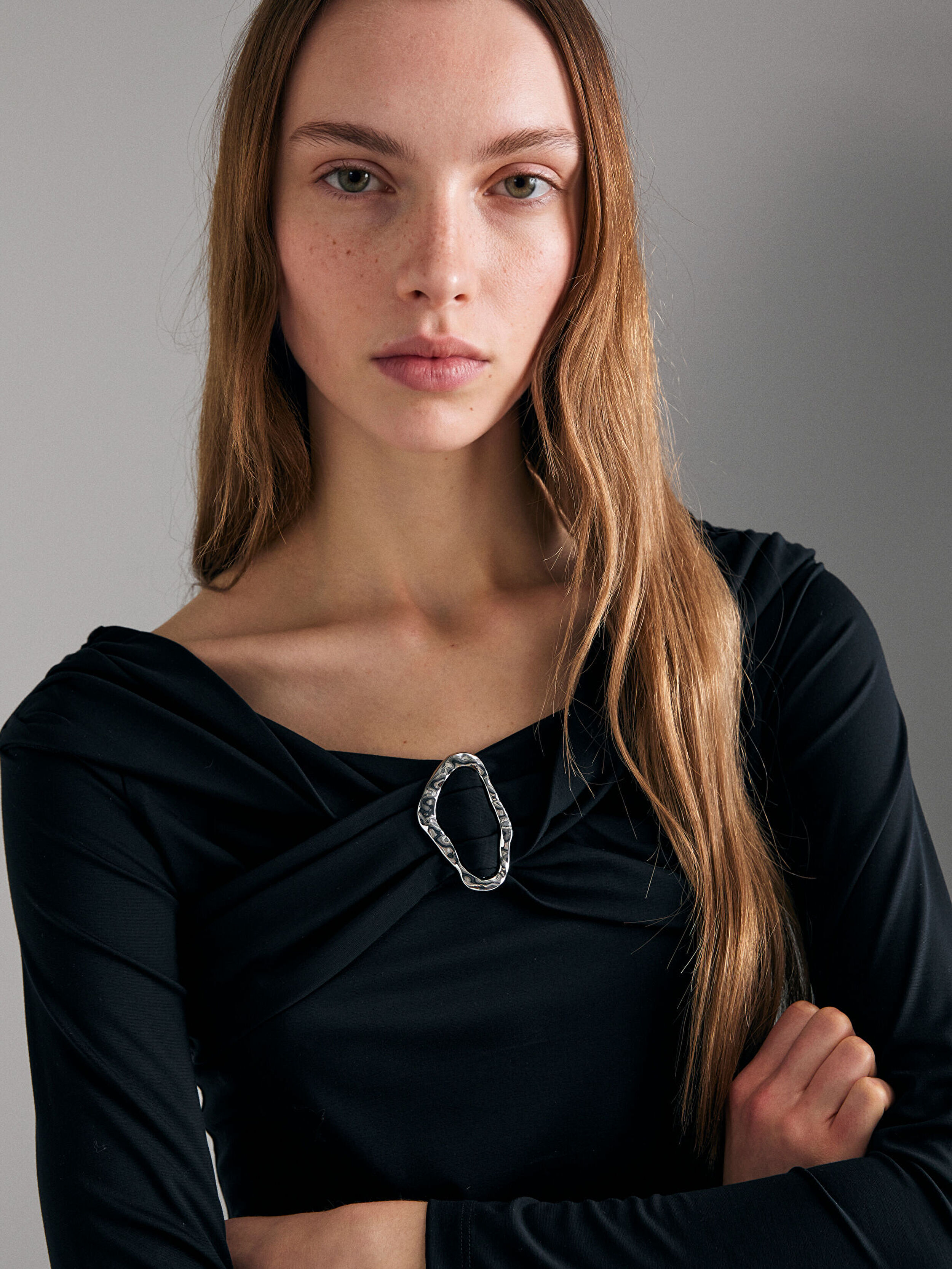 Resim Kadın Siyah Viskoz Karışımlı Slim Fit Toka Detaylı Omuzları Açık Sweatshirt