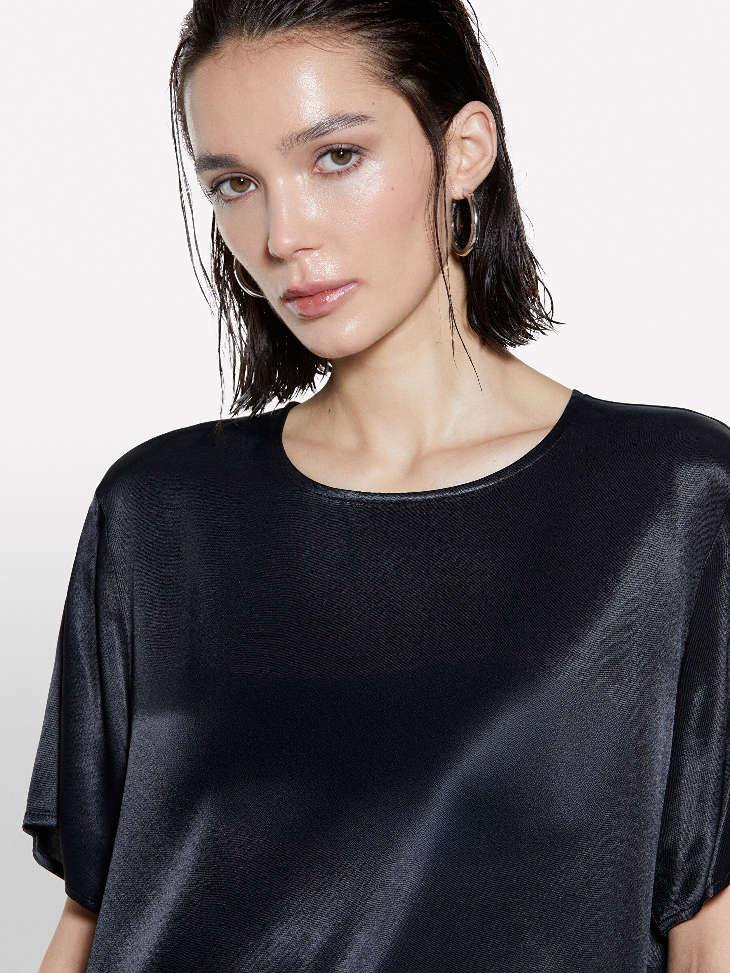 Resim Kadın Siyah %100 Viskoz Yanı Yırtmaçlı Oversize Bisiklet Yaka Saten Bluz