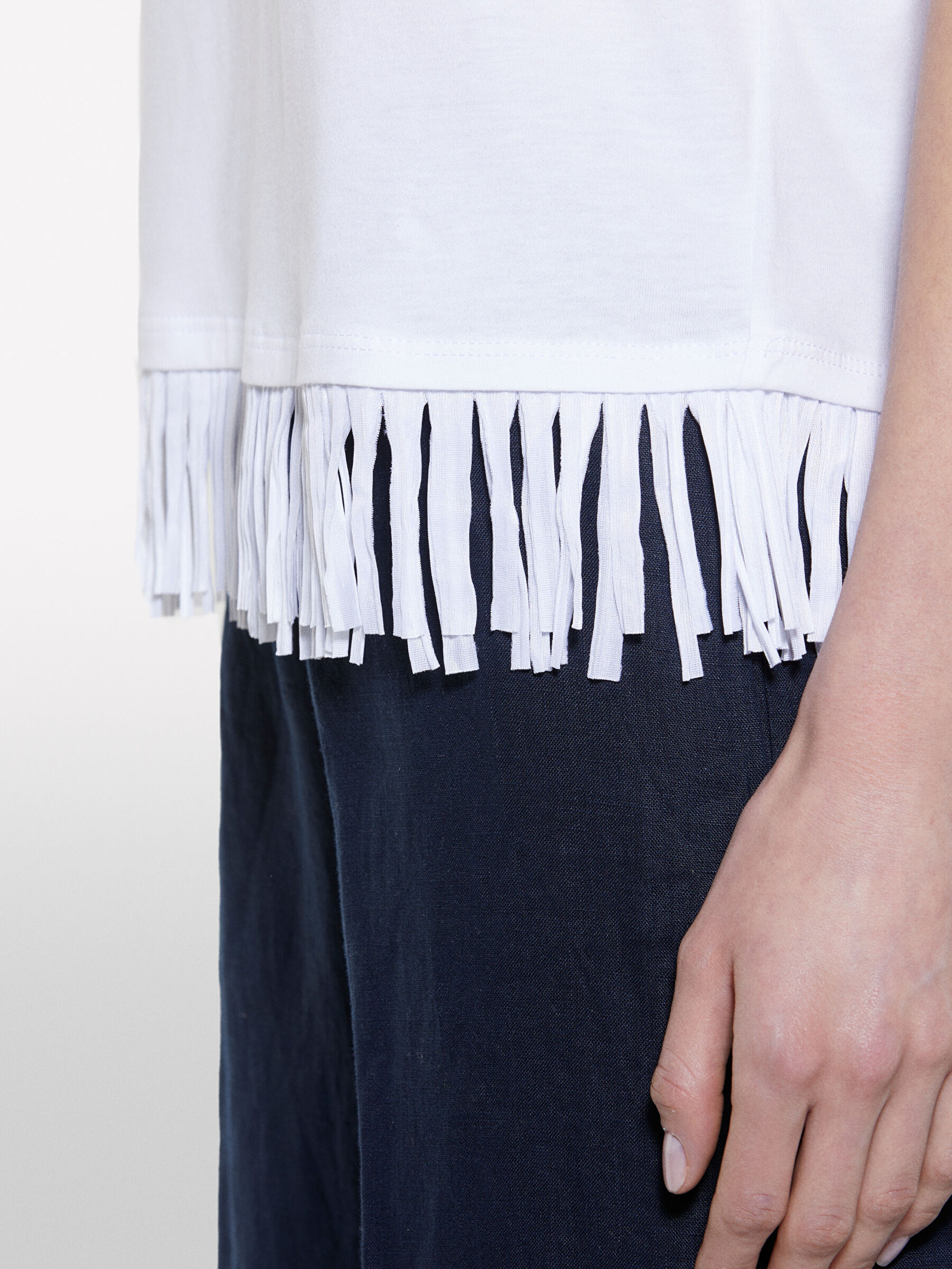 Resim Kadın Beyaz Pamuklu Ucu Püsküllü Bisiklet Yaka Regular Fit T-Shirt