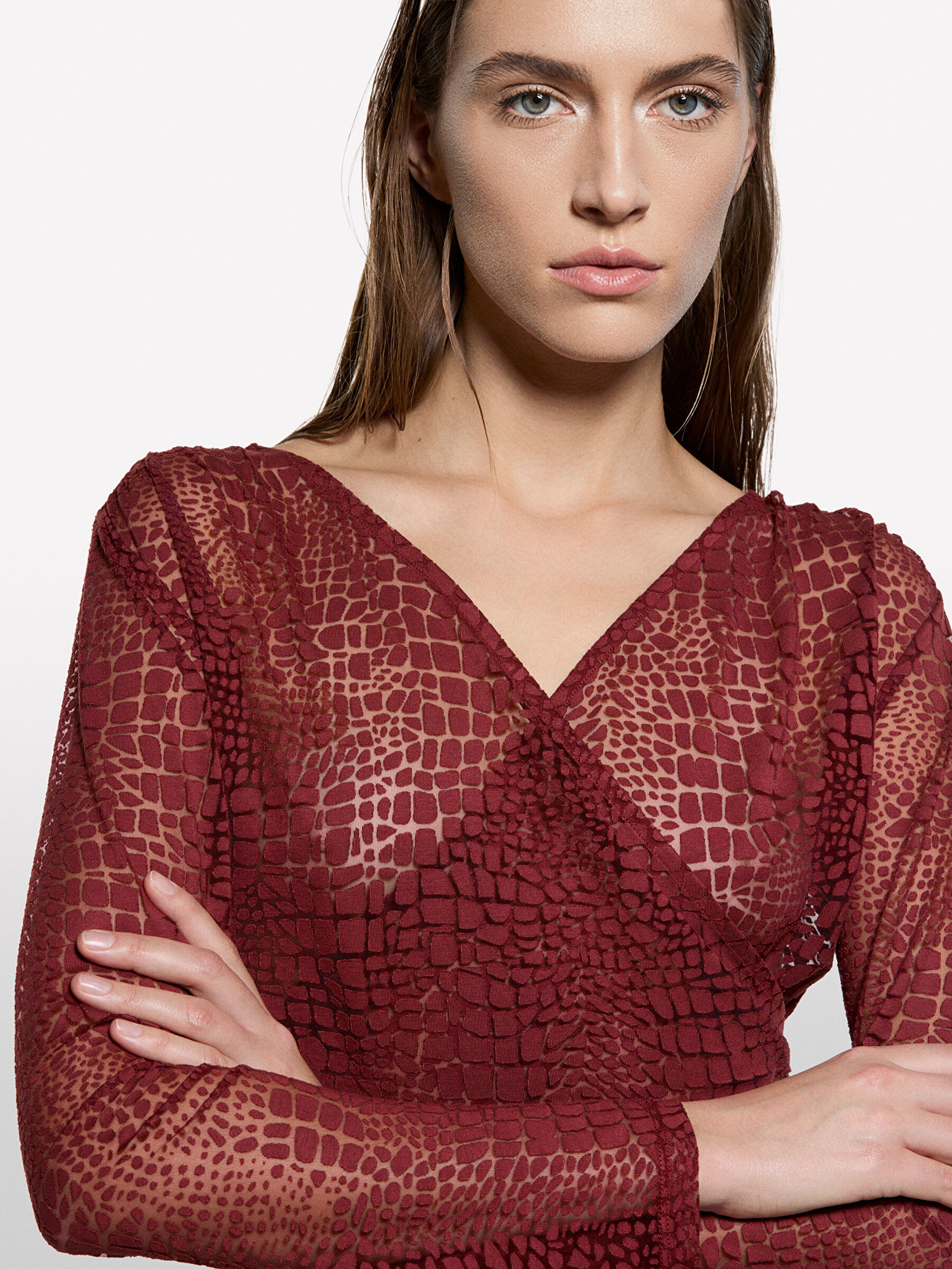 Resim Kadın Bordo Viskoz Karışımlı Desenli Yanları Büzgü Detaylı V Yaka Uzun Kollu T-Shirt