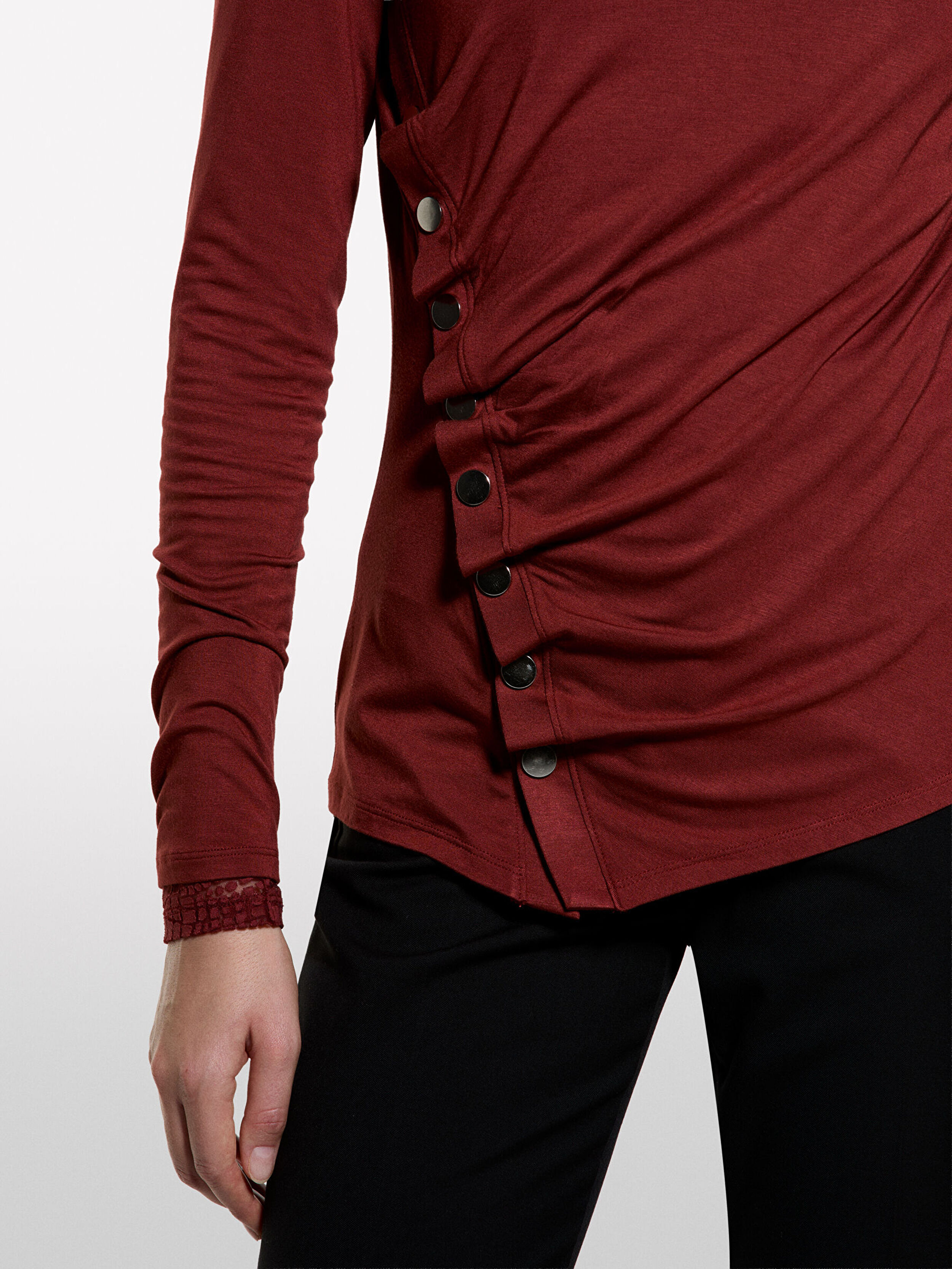 Resim Kadın Bordo Viskoz Karışımlı Önü Çıtçıt Detaylı Bisiklet Yaka Uzun Kollu T-Shirt