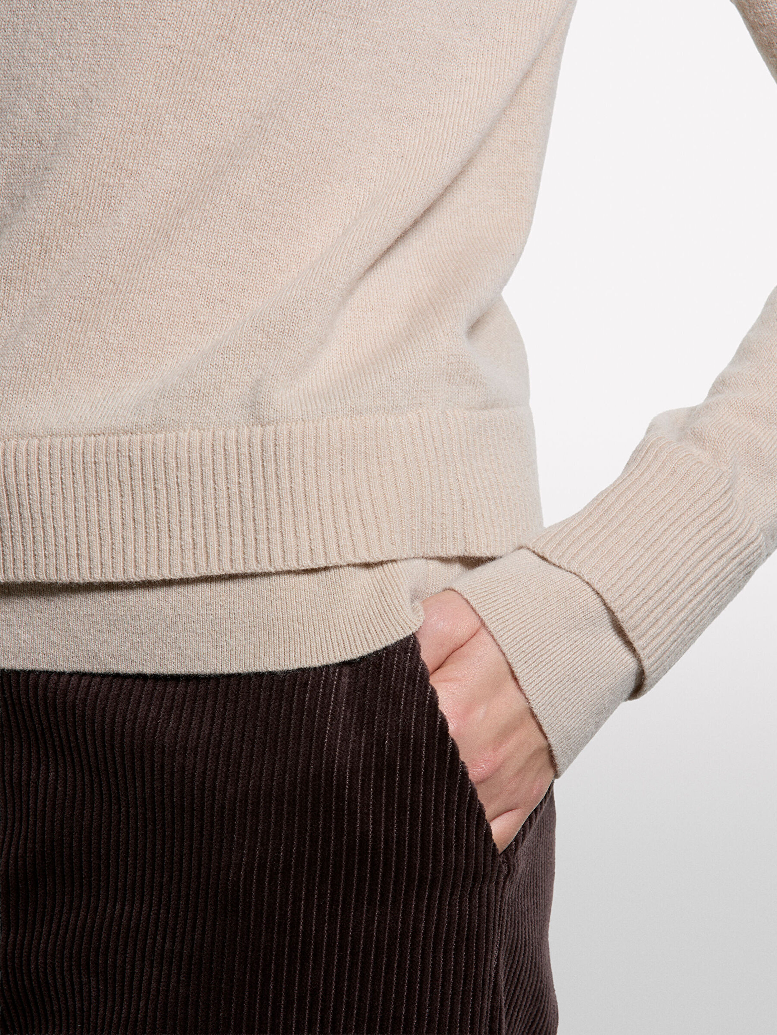 Resim Kadın Bej Yün Karışımlı Nervür Detaylı Balıkçı Yaka Kazak