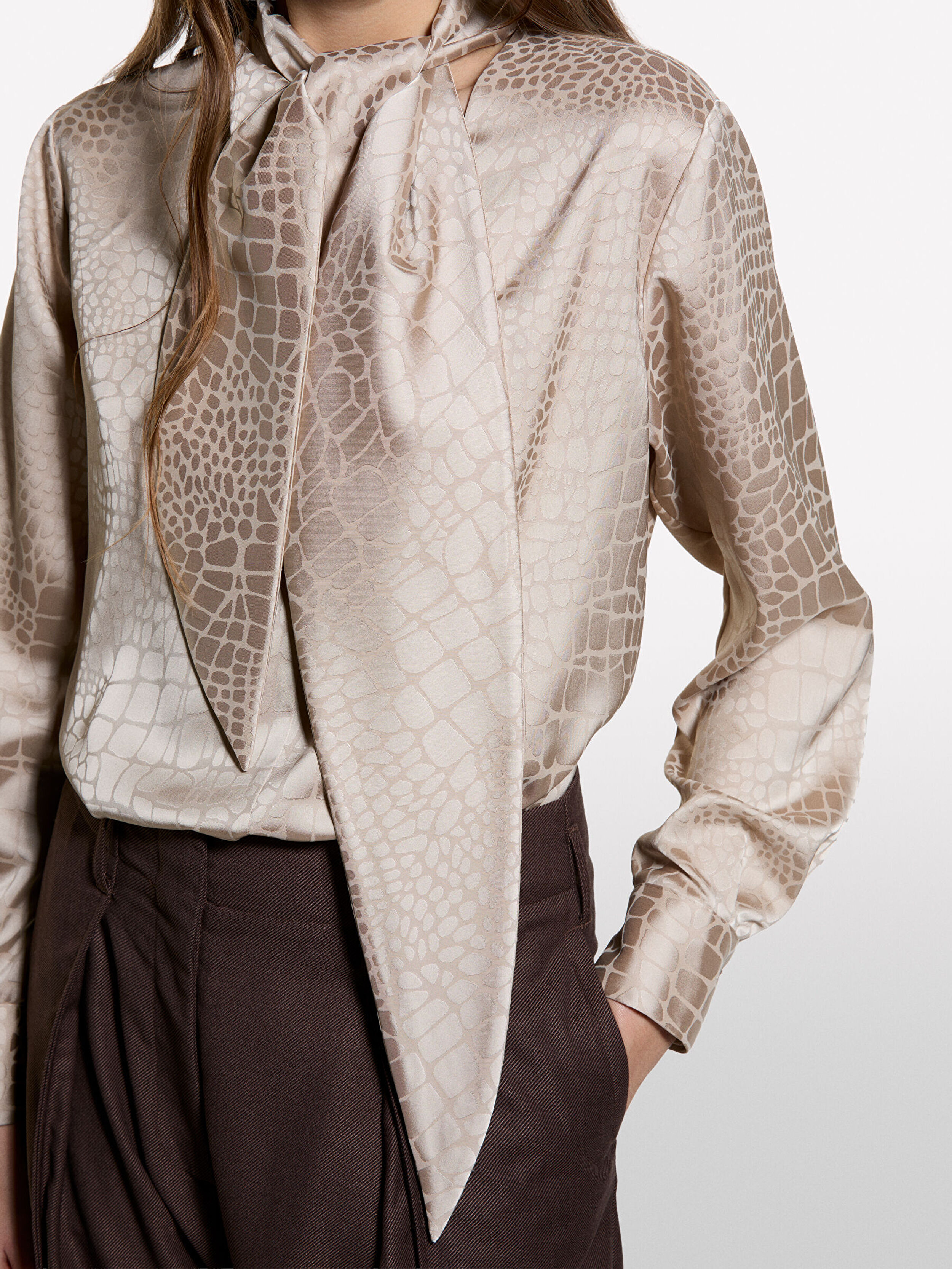 Resim Kadın Bej Desenli Boynu Bağlamalı Kolları Manşetli Parlak Bluz