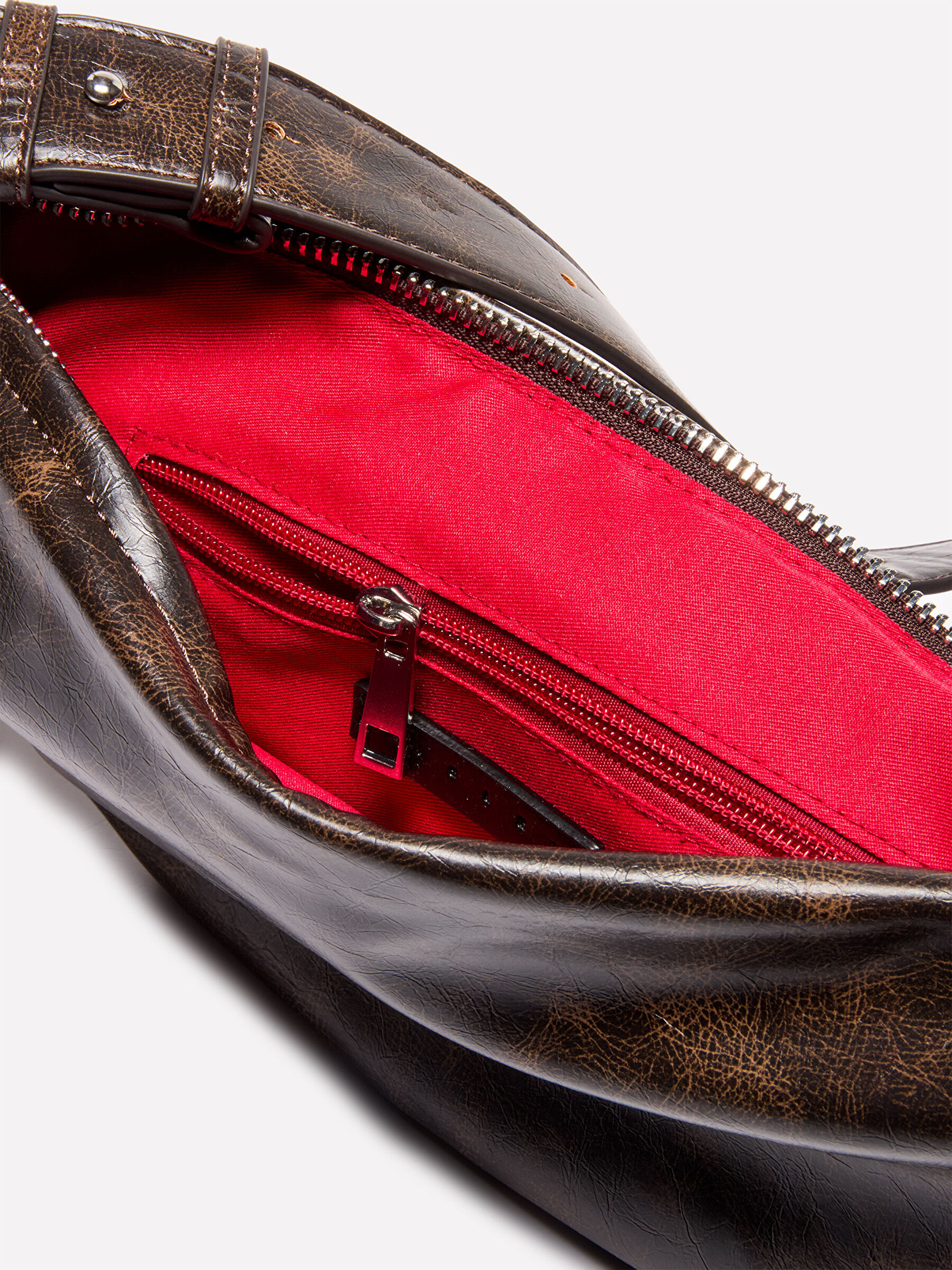 Resim Kadın Kahverengi Metal Detaylı Eskitilmiş Efektli Omuz Çantası