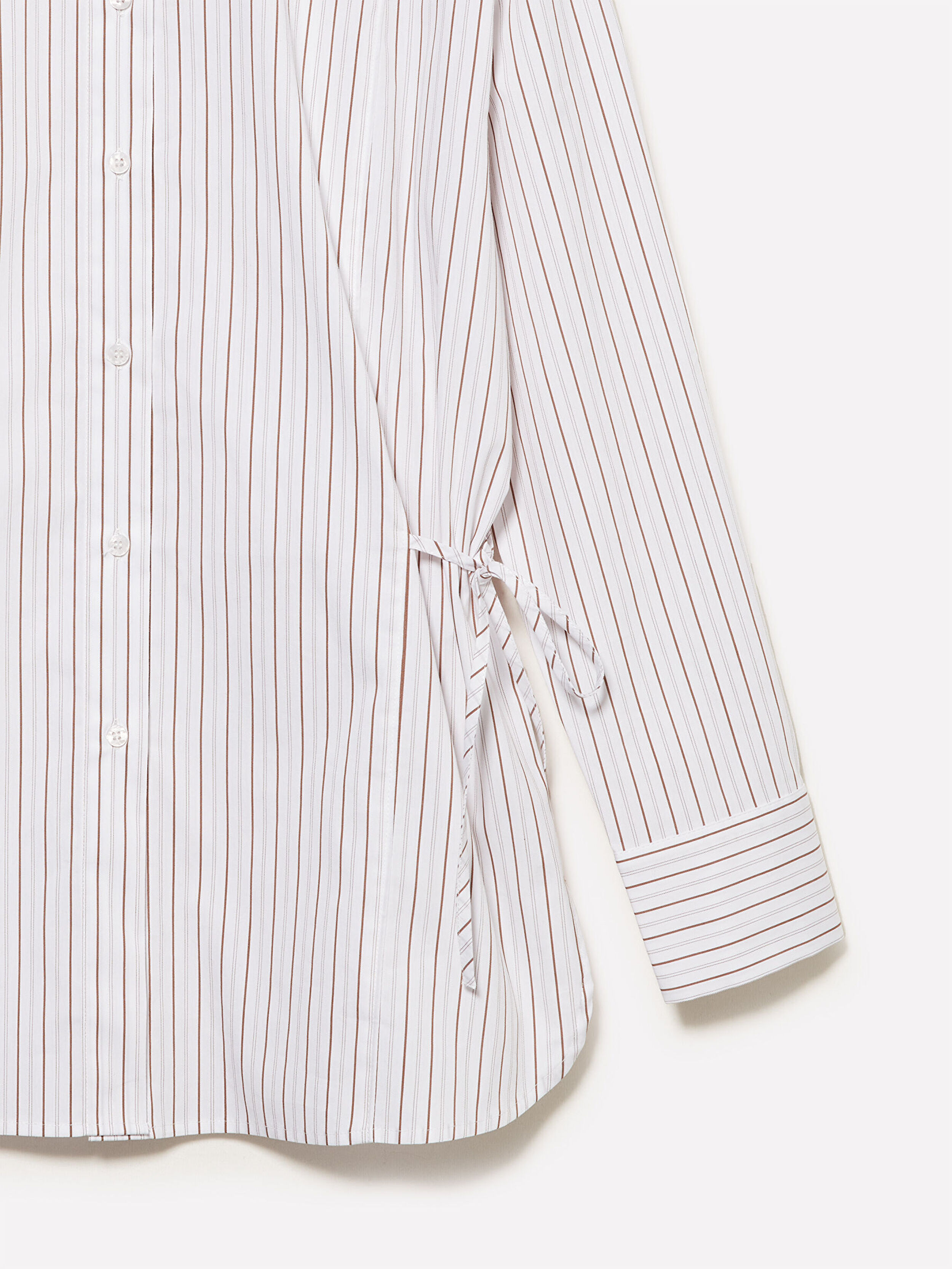 Resim Kadın Beyaz Pamuk Karışımlı Yanları Bağlama Detaylı Çizgili Gömlek