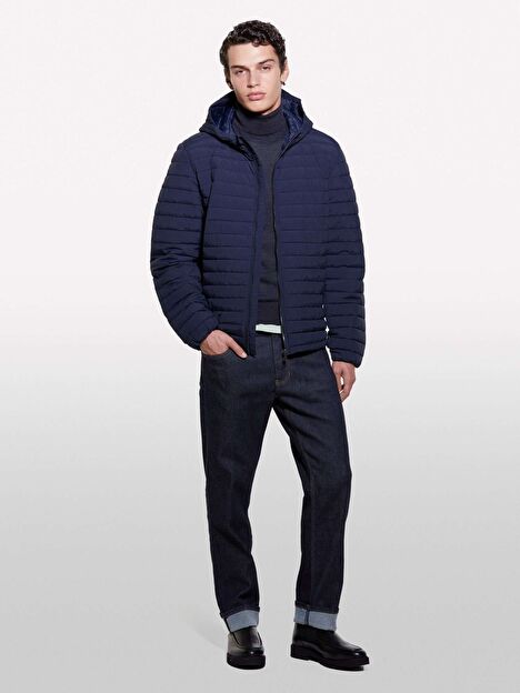 Resim Erkek Lacivert Sol Kolu Logo Detaylı Kapüşonlu Kuş Tüyü Mont