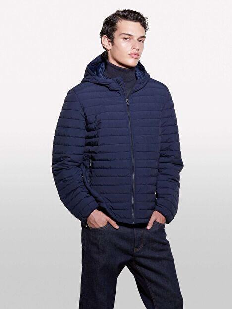 Resim Erkek Lacivert Sol Kolu Logo Detaylı Kapüşonlu Kuş Tüyü Mont