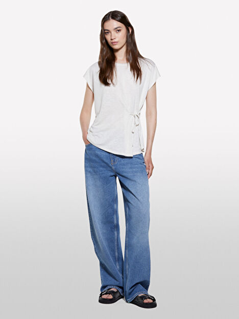 Resim Kadın Kırık Beyaz Viskoz Karışımlı Önü Bağlama Detaylı Regular Fit T-Shirt