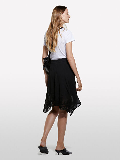Resim Kadın Siyah Dantelli Asimetrik Fermuarlı Astarlı Etek