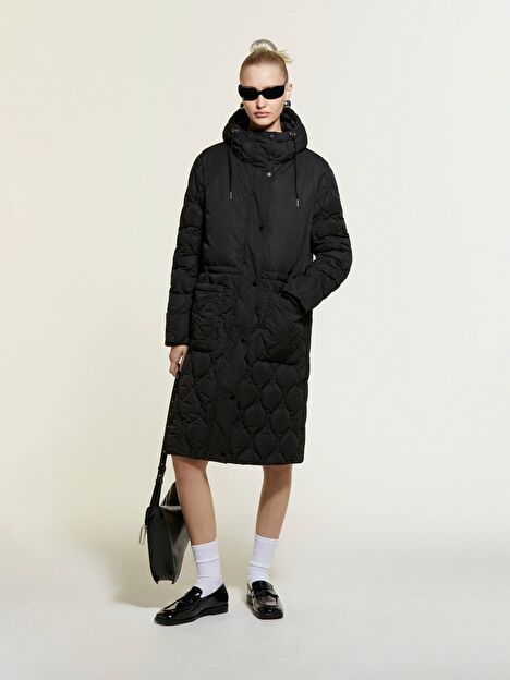 Resim Kadın Siyah Kapitone Kapüşonlu Straight Fit Suni Kaz Tüyü Uzun Mont