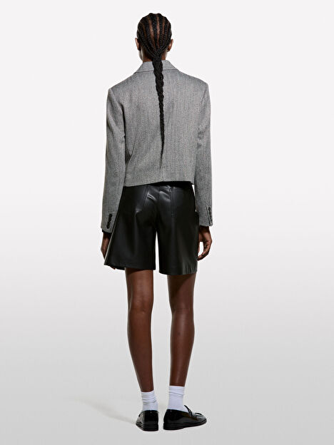 Resim Kadın Koyu Gri Viskoz Karışımlı Püskül Detaylı Düğmeli Kruvaze Kısa Ceket