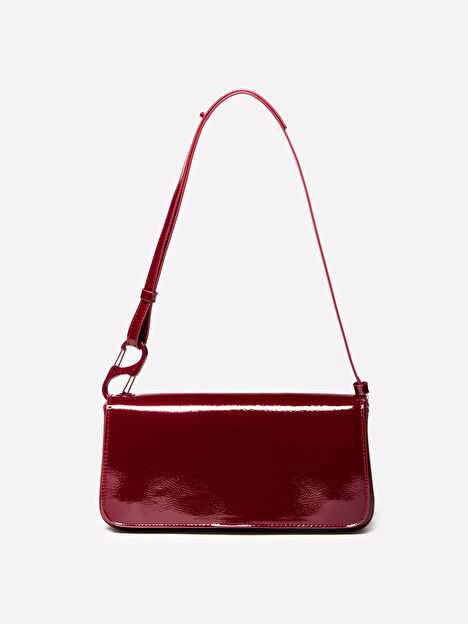 Resim Kadın Kırmızı Logo İşlemeli Kancalı Kapaklı Ayarlanabilir Omuz Çantası