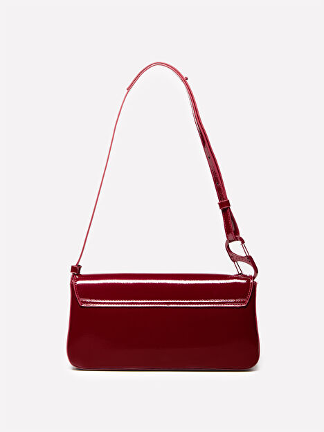 Resim Kadın Kırmızı Logo İşlemeli Kancalı Kapaklı Ayarlanabilir Omuz Çantası