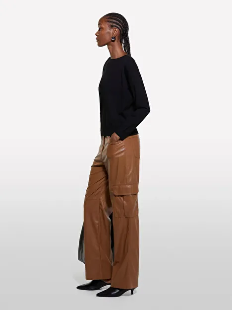 Resim Kadın Siyah Viskoz Karışımlı Normal Kesim Düz Kayık Yaka Kazak