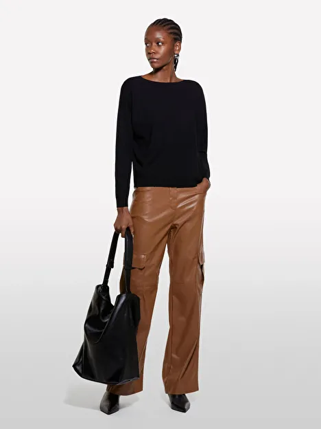 Resim Kadın Siyah Viskoz Karışımlı Normal Kesim Düz Kayık Yaka Kazak