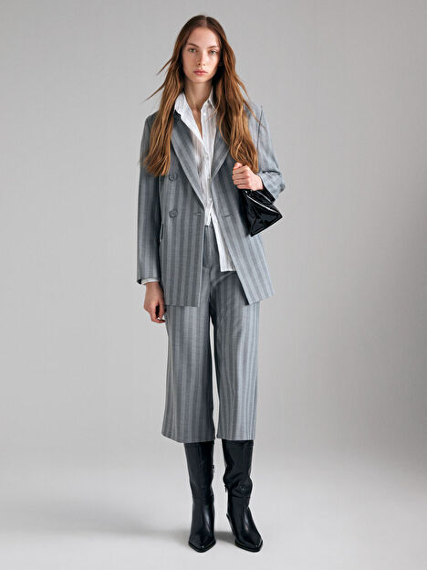 Resim Kadın Beyaz Viskoz Karışımlı Arkası Toka Detaylı Çizgili Gömlek