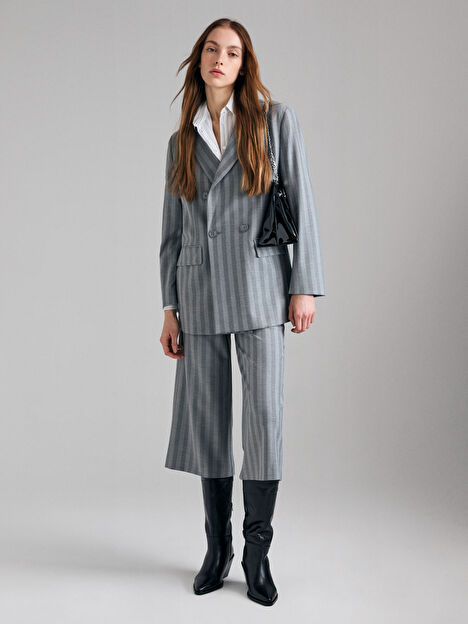 Resim Kadın Gri Viskoz Karışımlı Arkası Detaylı Çizgili Kruvaze Ceket