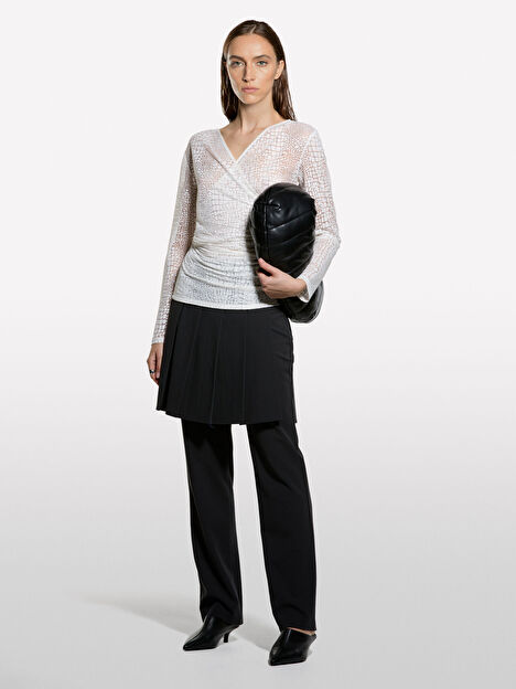 Resim Kadın Krem Viskoz Karışımlı Desenli Yanları Büzgü Detaylı V Yaka Uzun Kollu T-Shirt