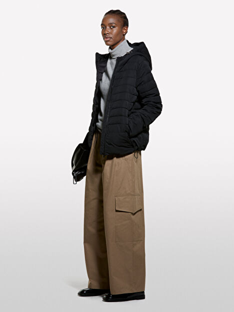 Resim Kadın Siyah Kapüşonlu Fermuarlı Cepli Suni Kaz Tüyü Mont